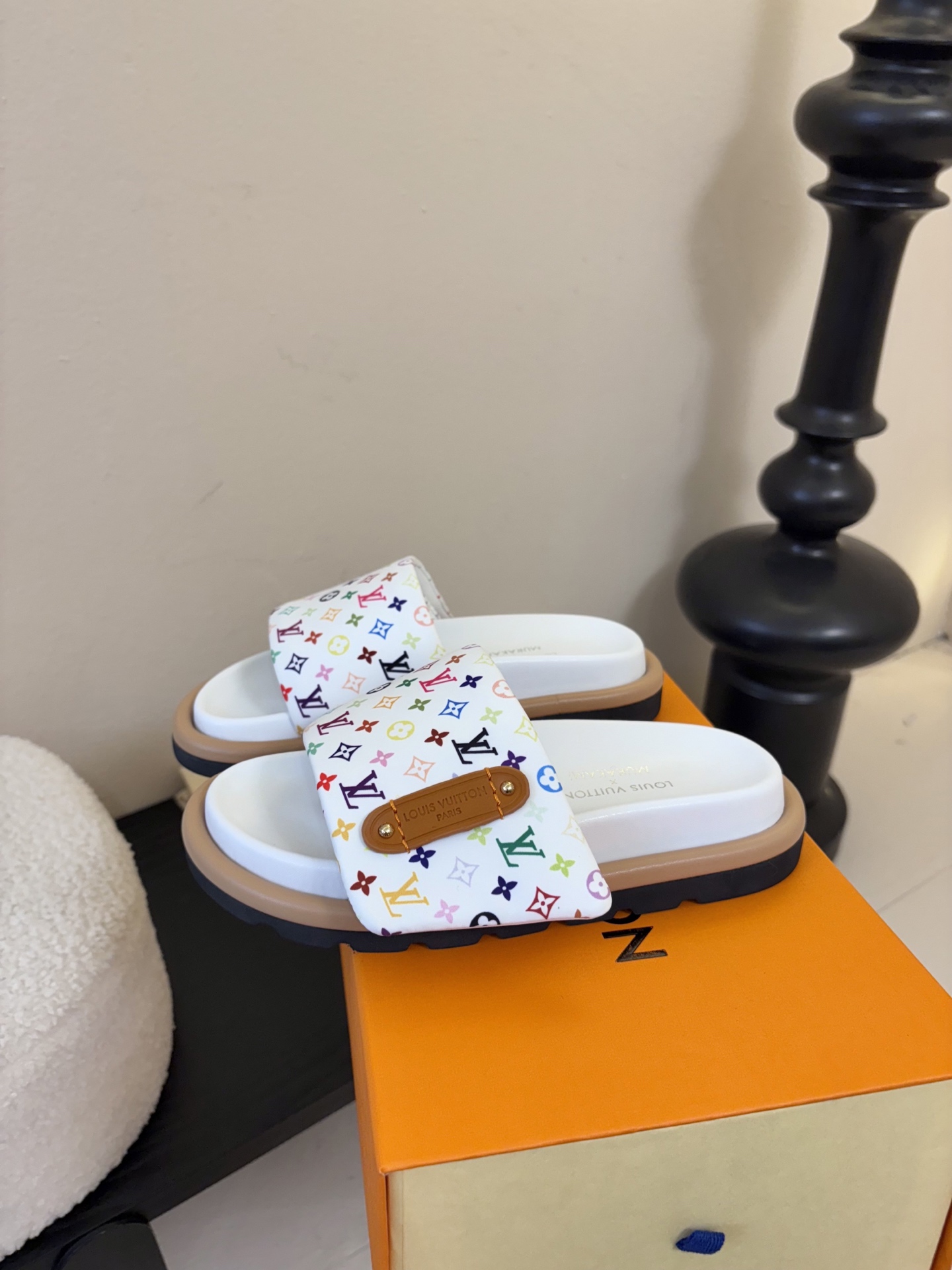 𝐋𝐨𝐮𝐢𝐬 𝐕𝐮𝐢𝐭𝐭𝐨面包拖款春夏穿搭出勤率最高的拖鞋上脚超级无敌舒服，贴合脚部不挑脚型宽脚背的姐妹也