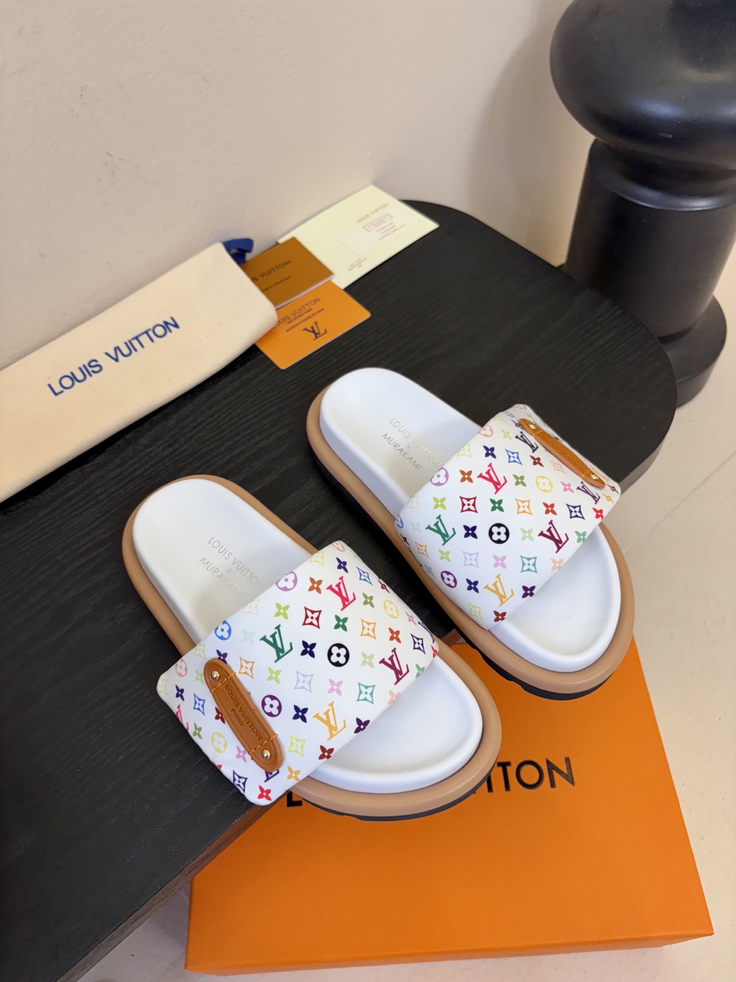 𝐋𝐨𝐮𝐢𝐬 𝐕𝐮𝐢𝐭𝐭𝐨面包拖款春夏穿搭出勤率最高的拖鞋上脚超级无敌舒服，贴合脚部不挑脚型宽脚背的姐妹也