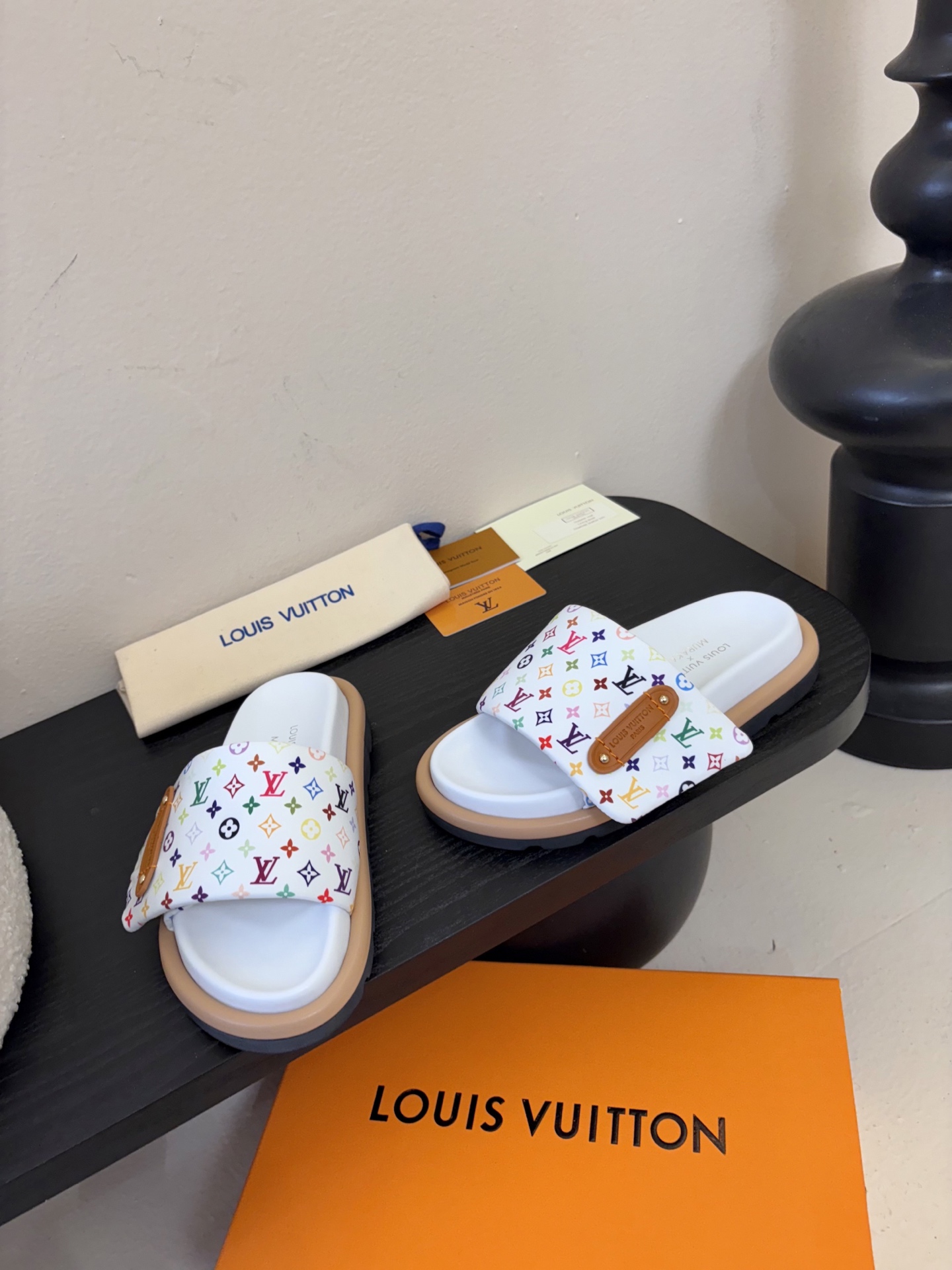 𝐋𝐨𝐮𝐢𝐬 𝐕𝐮𝐢𝐭𝐭𝐨面包拖款春夏穿搭出勤率最高的拖鞋上脚超级无敌舒服，贴合脚部不挑脚型宽脚背的姐妹也