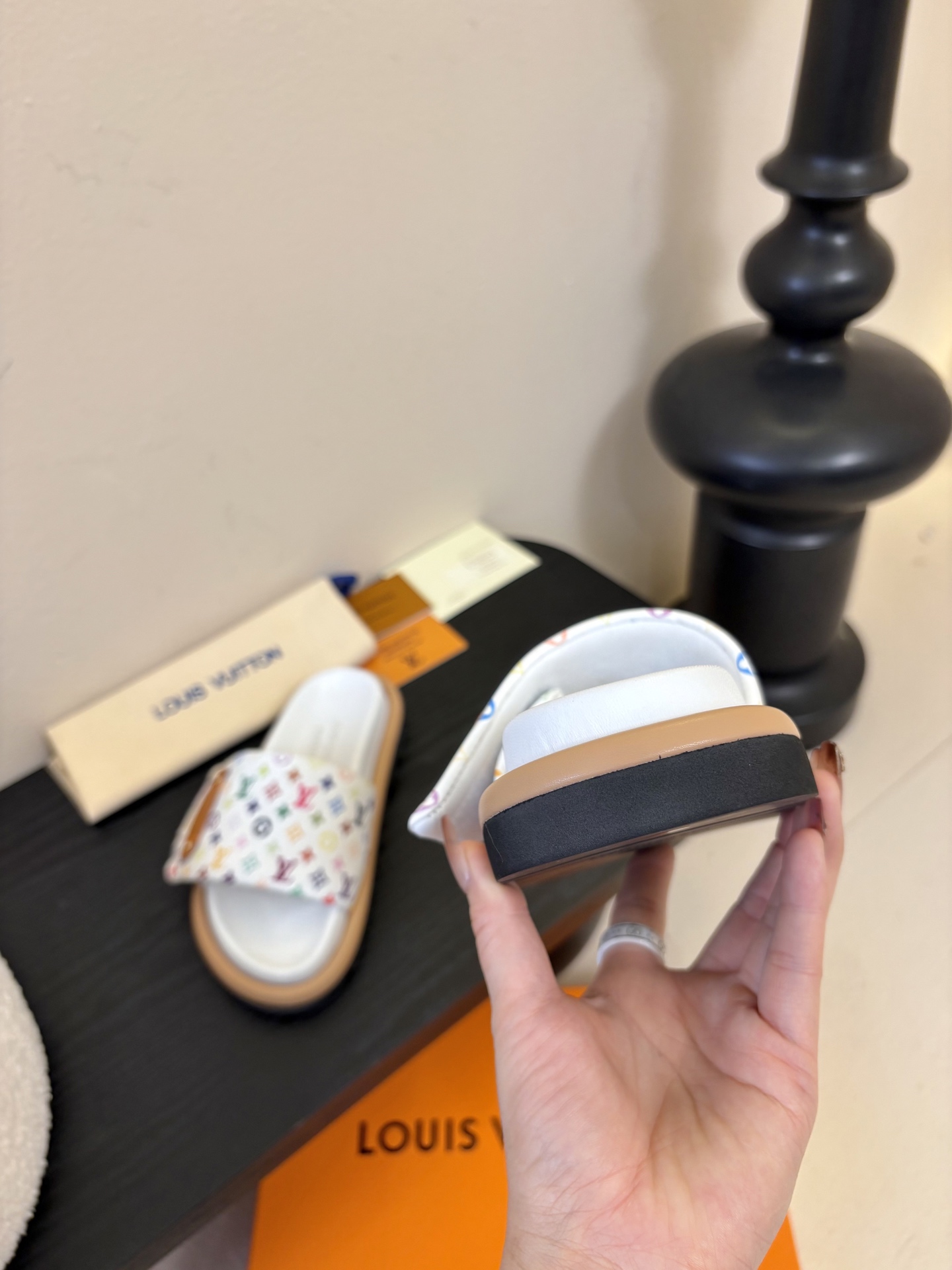 𝐋𝐨𝐮𝐢𝐬 𝐕𝐮𝐢𝐭𝐭𝐨面包拖款春夏穿搭出勤率最高的拖鞋上脚超级无敌舒服，贴合脚部不挑脚型宽脚背的姐妹也