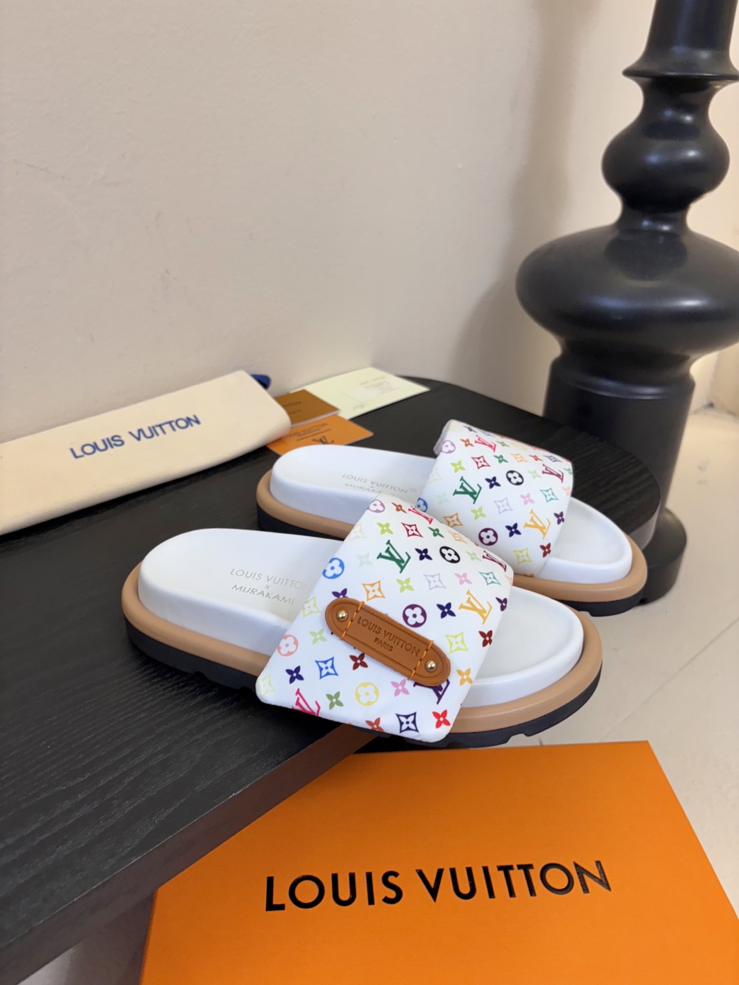 𝐋𝐨𝐮𝐢𝐬 𝐕𝐮𝐢𝐭𝐭𝐨面包拖款春夏穿搭出勤率最高的拖鞋上脚超级无敌舒服，贴合脚部不挑脚型宽脚背的姐妹也