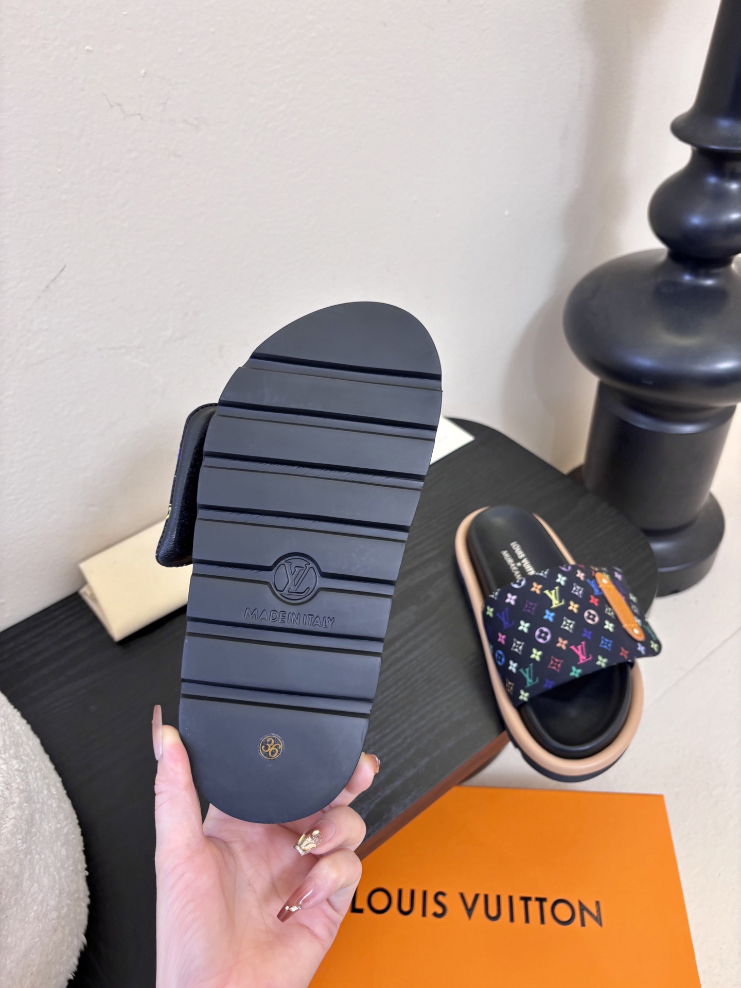 𝐋𝐨𝐮𝐢𝐬 𝐕𝐮𝐢𝐭𝐭𝐨面包拖款春夏穿搭出勤率最高的拖鞋上脚超级无敌舒服，贴合脚部不挑脚型宽脚背的姐妹也