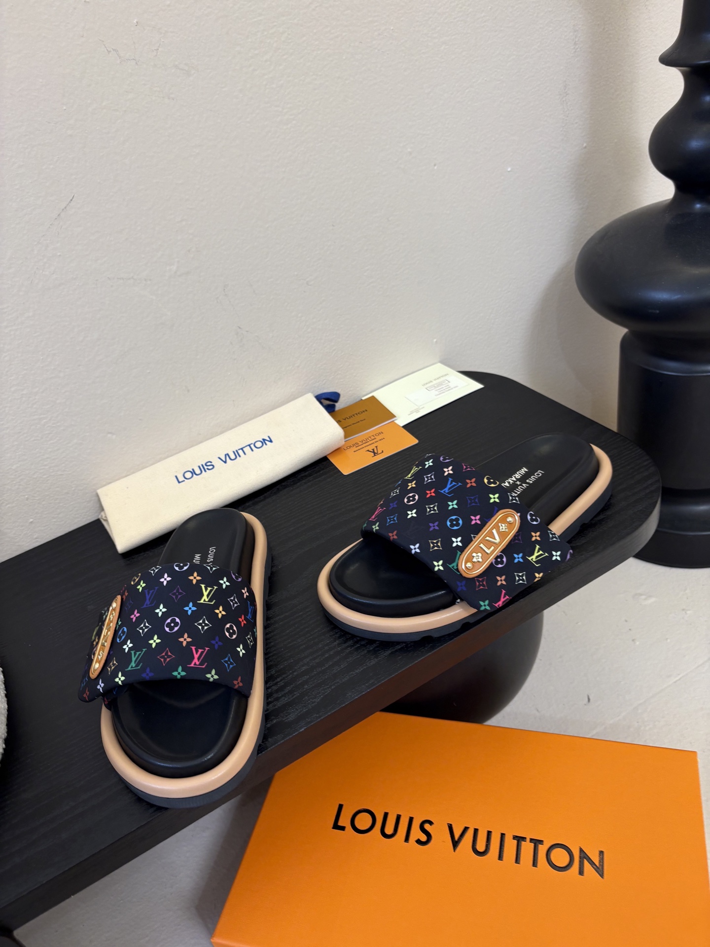 𝐋𝐨𝐮𝐢𝐬 𝐕𝐮𝐢𝐭𝐭𝐨面包拖款春夏穿搭出勤率最高的拖鞋上脚超级无敌舒服，贴合脚部不挑脚型宽脚背的姐妹也