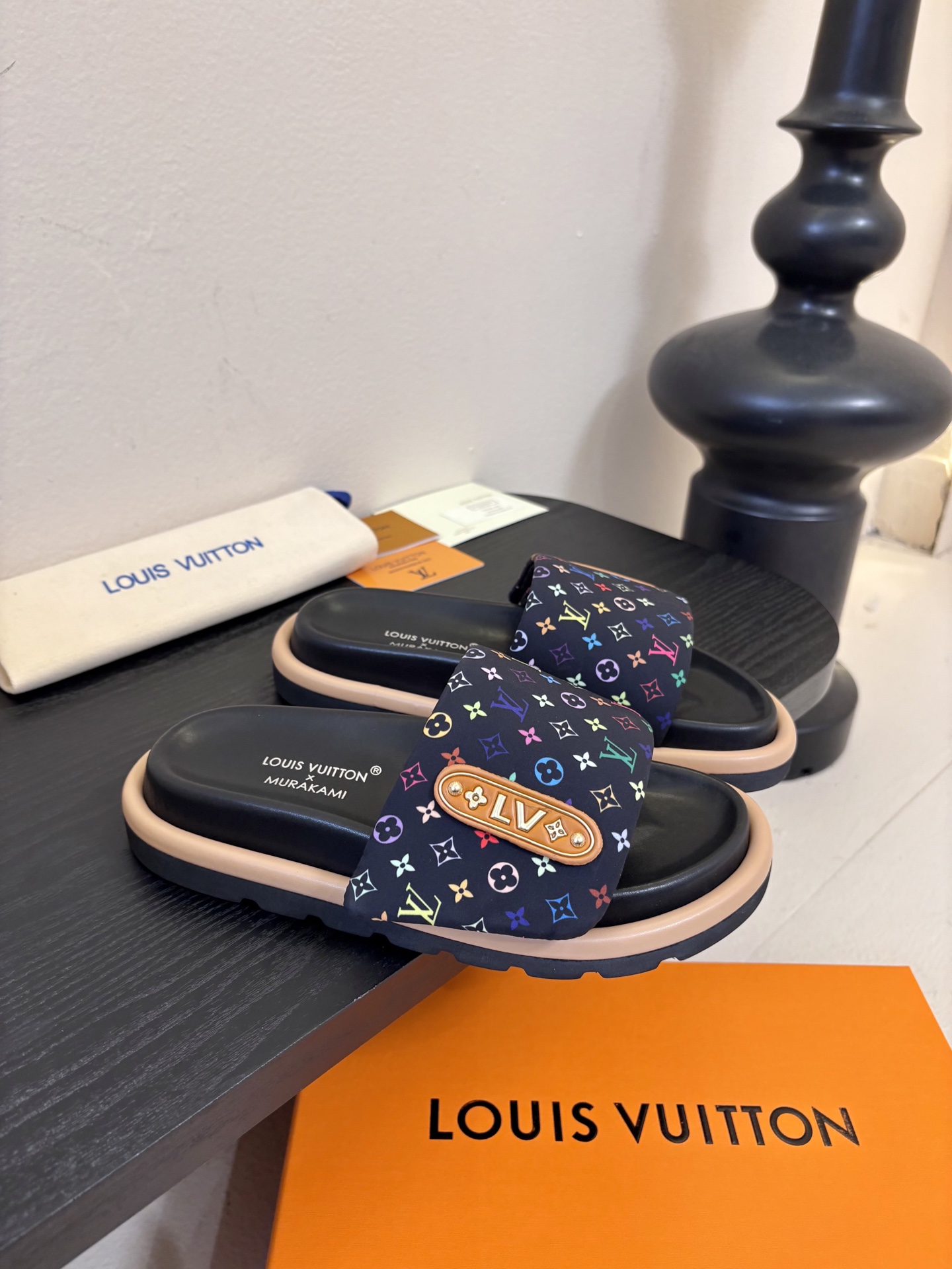 𝐋𝐨𝐮𝐢𝐬 𝐕𝐮𝐢𝐭𝐭𝐨面包拖款春夏穿搭出勤率最高的拖鞋上脚超级无敌舒服，贴合脚部不挑脚型宽脚背的姐妹也