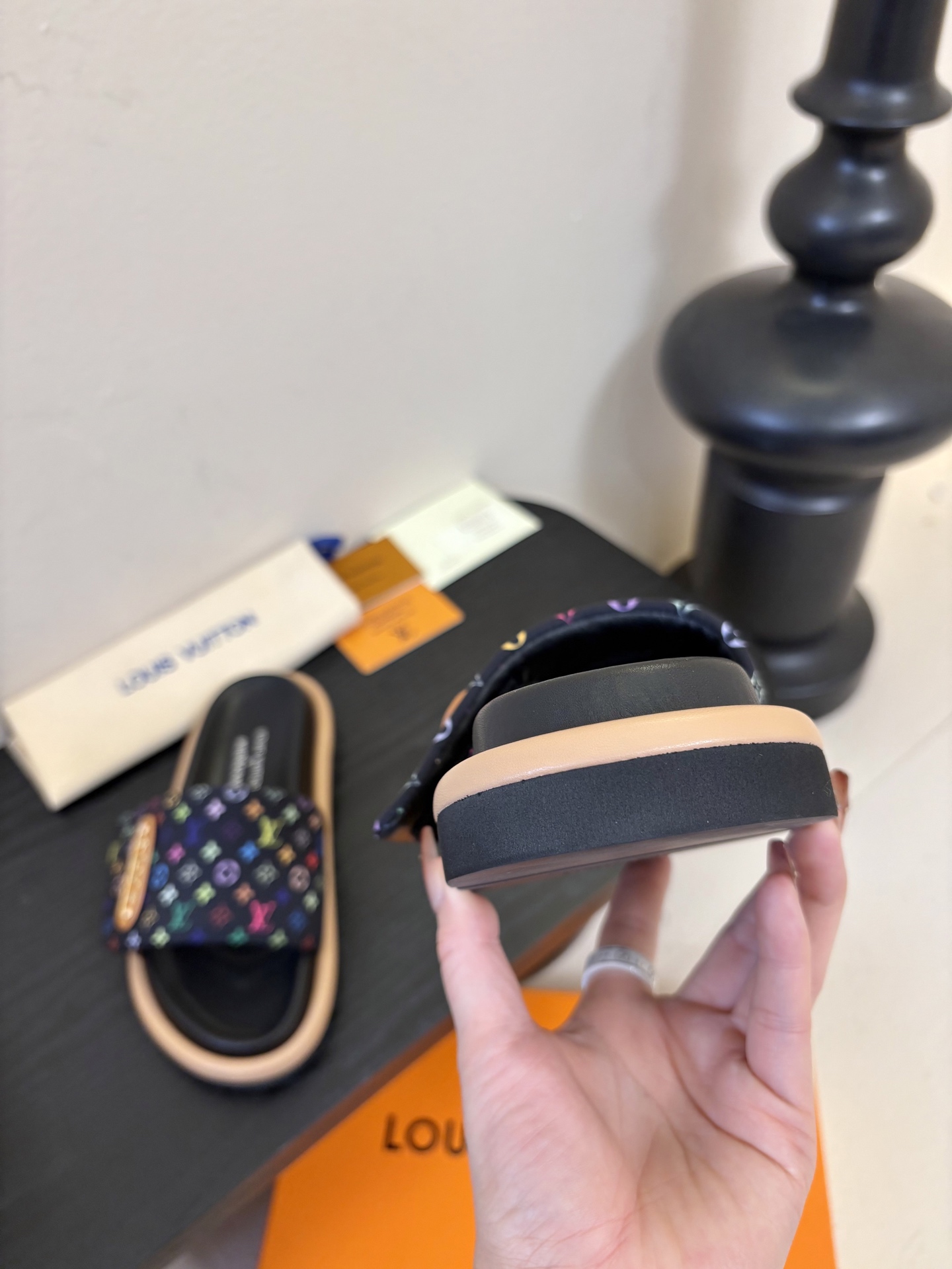 𝐋𝐨𝐮𝐢𝐬 𝐕𝐮𝐢𝐭𝐭𝐨面包拖款春夏穿搭出勤率最高的拖鞋上脚超级无敌舒服，贴合脚部不挑脚型宽脚背的姐妹也