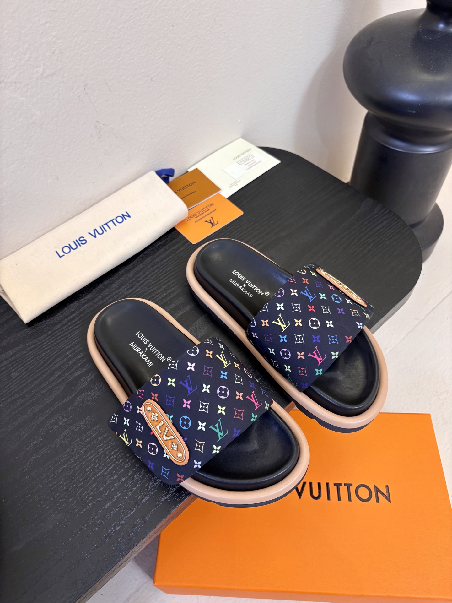 𝐋𝐨𝐮𝐢𝐬 𝐕𝐮𝐢𝐭𝐭𝐨面包拖款春夏穿搭出勤率最高的拖鞋上脚超级无敌舒服，贴合脚部不挑脚型宽脚背的姐妹也