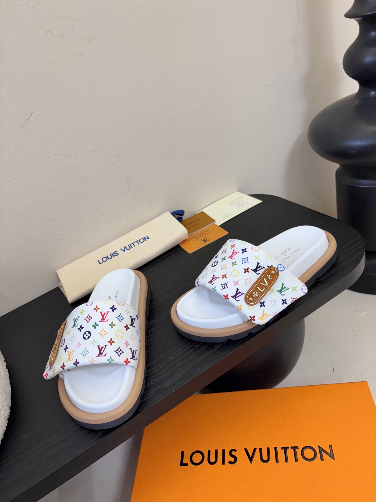 𝐋𝐨𝐮𝐢𝐬 𝐕𝐮𝐢𝐭𝐭𝐨面包拖款春夏穿搭出勤率最高的拖鞋上脚超级无敌舒服，贴合脚部不挑脚型宽脚背的姐妹也