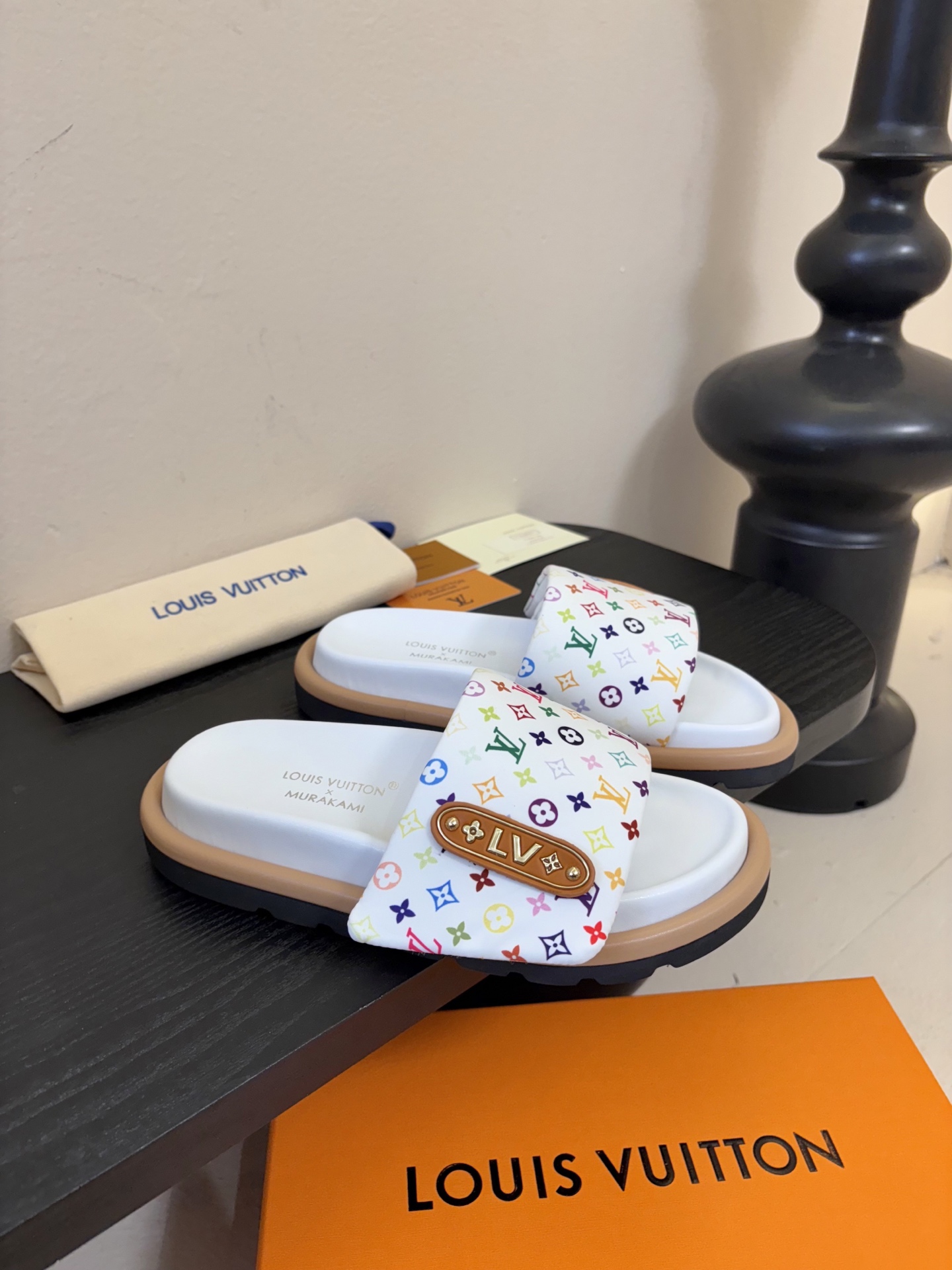 𝐋𝐨𝐮𝐢𝐬 𝐕𝐮𝐢𝐭𝐭𝐨面包拖款春夏穿搭出勤率最高的拖鞋上脚超级无敌舒服，贴合脚部不挑脚型宽脚背的姐妹也