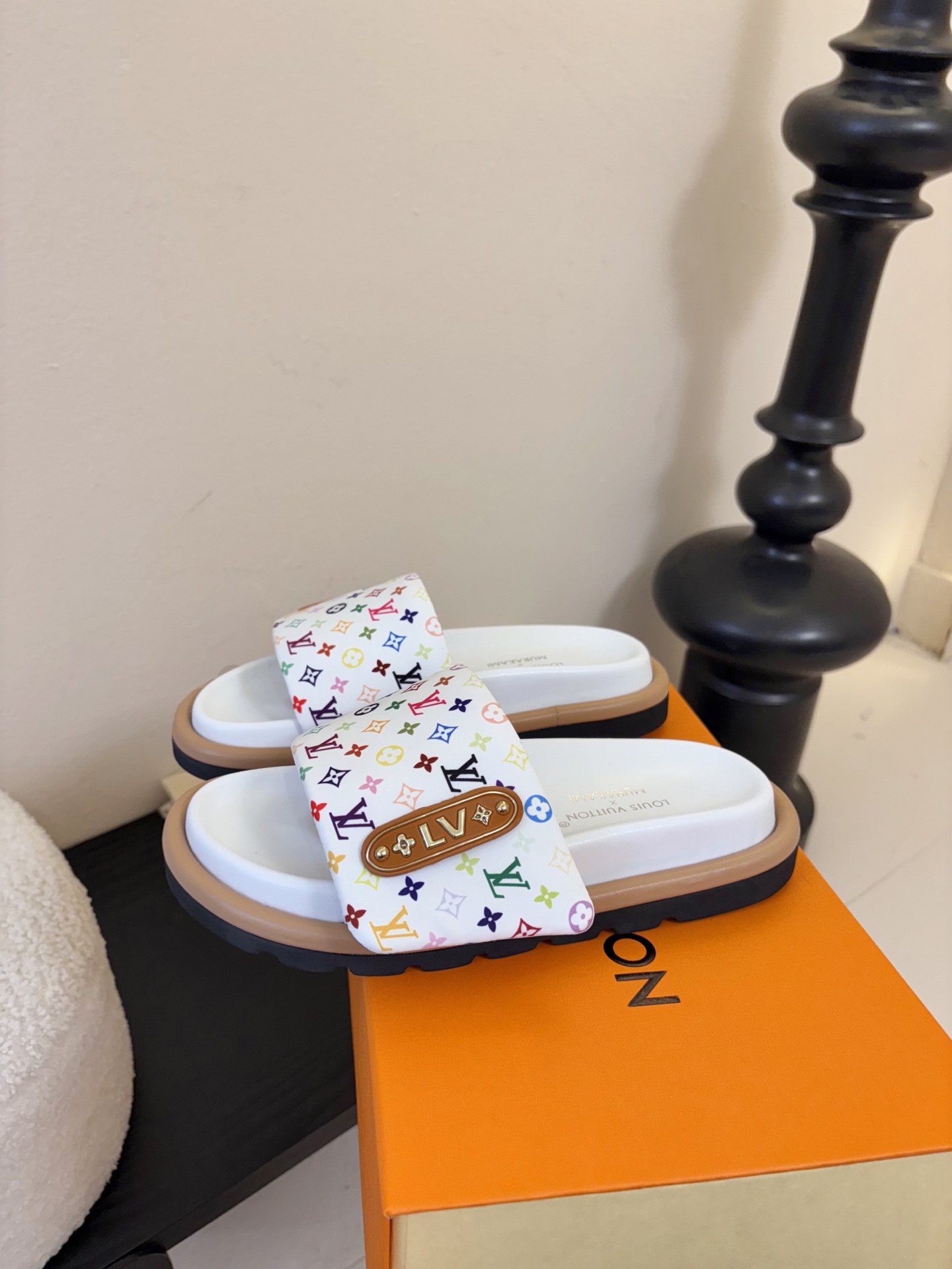 𝐋𝐨𝐮𝐢𝐬 𝐕𝐮𝐢𝐭𝐭𝐨面包拖款春夏穿搭出勤率最高的拖鞋上脚超级无敌舒服，贴合脚部不挑脚型宽脚背的姐妹也