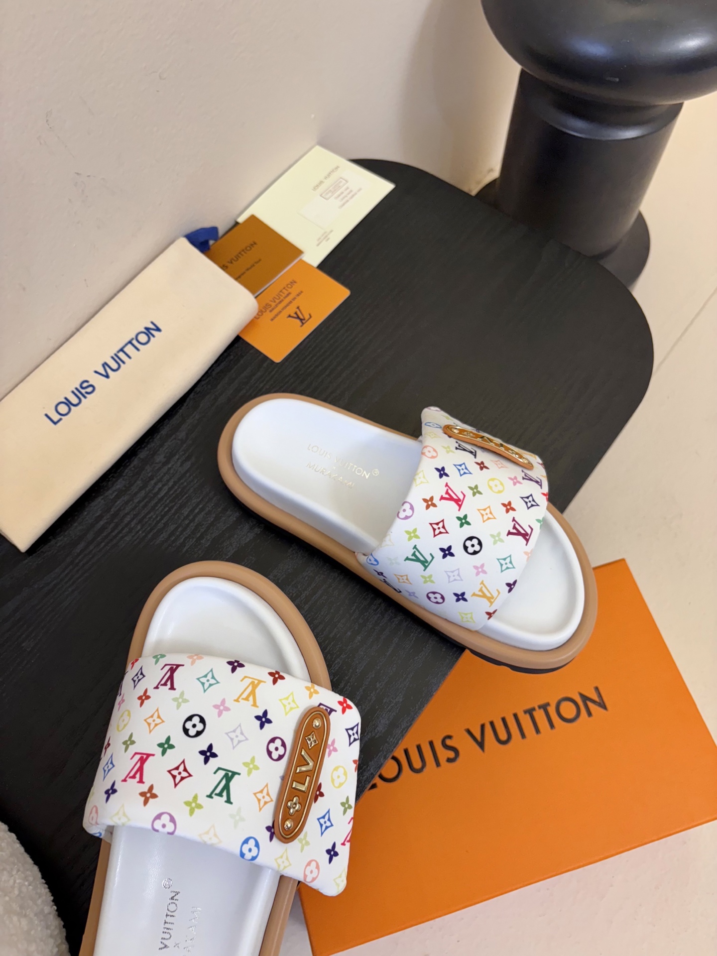 𝐋𝐨𝐮𝐢𝐬 𝐕𝐮𝐢𝐭𝐭𝐨面包拖款春夏穿搭出勤率最高的拖鞋上脚超级无敌舒服，贴合脚部不挑脚型宽脚背的姐妹也