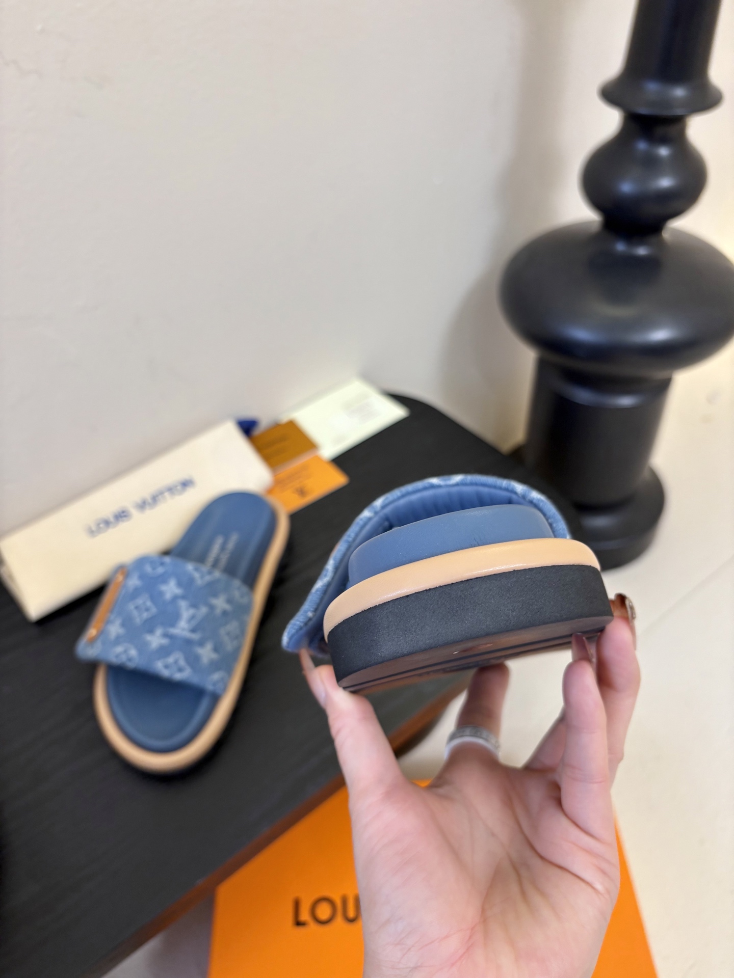 𝐋𝐨𝐮𝐢𝐬 𝐕𝐮𝐢𝐭𝐭𝐨面包拖款春夏穿搭出勤率最高的拖鞋上脚超级无敌舒服，贴合脚部不挑脚型宽脚背的姐妹也