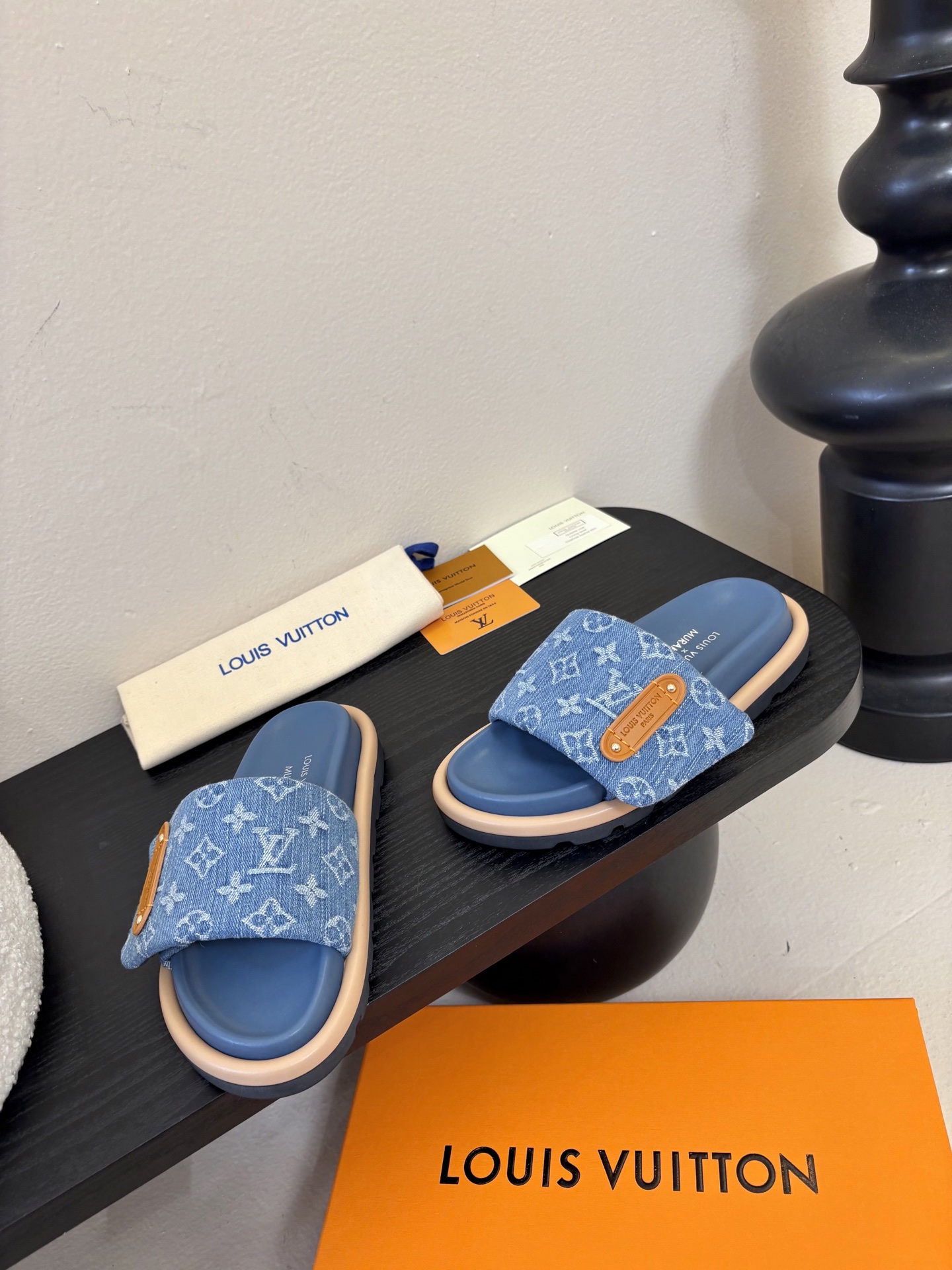 𝐋𝐨𝐮𝐢𝐬 𝐕𝐮𝐢𝐭𝐭𝐨面包拖款春夏穿搭出勤率最高的拖鞋上脚超级无敌舒服，贴合脚部不挑脚型宽脚背的姐妹也