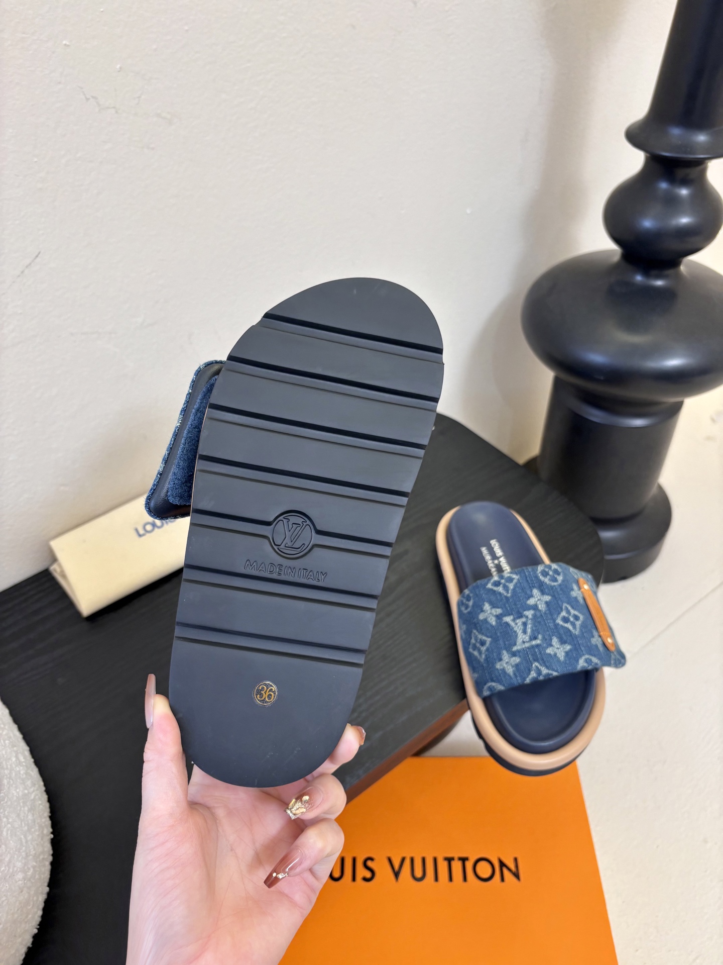 𝐋𝐨𝐮𝐢𝐬 𝐕𝐮𝐢𝐭𝐭𝐨面包拖款春夏穿搭出勤率最高的拖鞋上脚超级无敌舒服，贴合脚部不挑脚型宽脚背的姐妹也