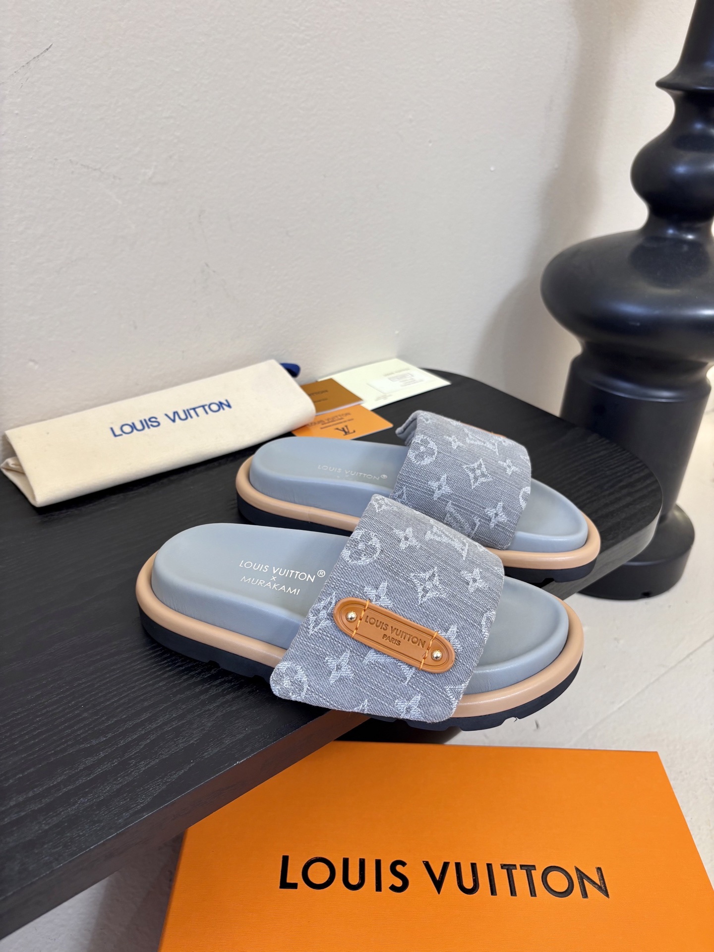 𝐋𝐨𝐮𝐢𝐬 𝐕𝐮𝐢𝐭𝐭𝐨面包拖款春夏穿搭出勤率最高的拖鞋上脚超级无敌舒服，贴合脚部不挑脚型宽脚背的姐妹也