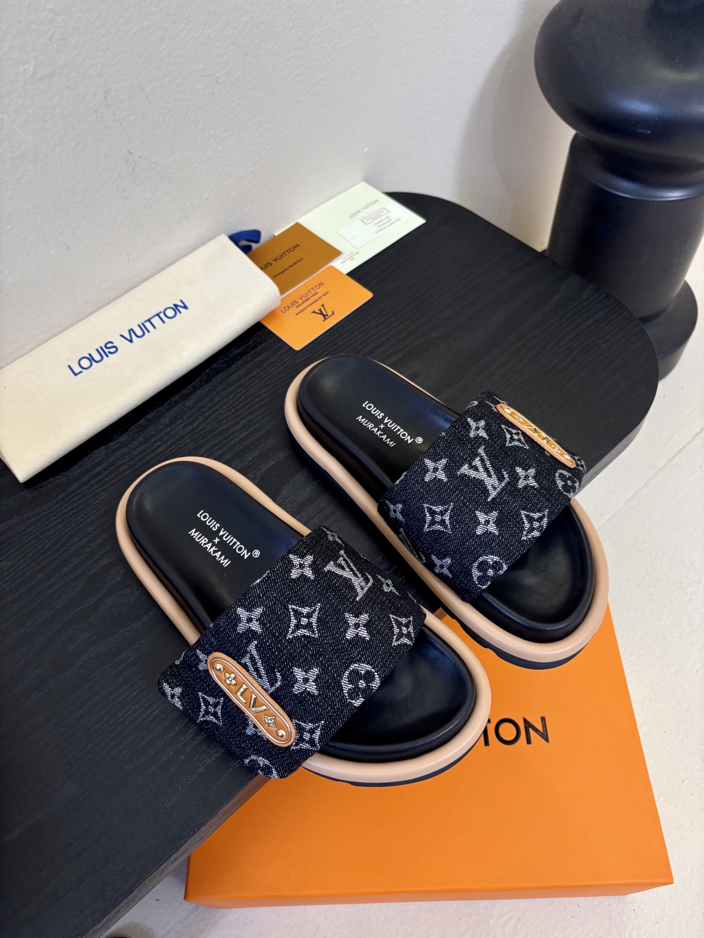 𝐋𝐨𝐮𝐢𝐬 𝐕𝐮𝐢𝐭𝐭𝐨面包拖款春夏穿搭出勤率最高的拖鞋上脚超级无敌舒服，贴合脚部不挑脚型宽脚背的姐妹也