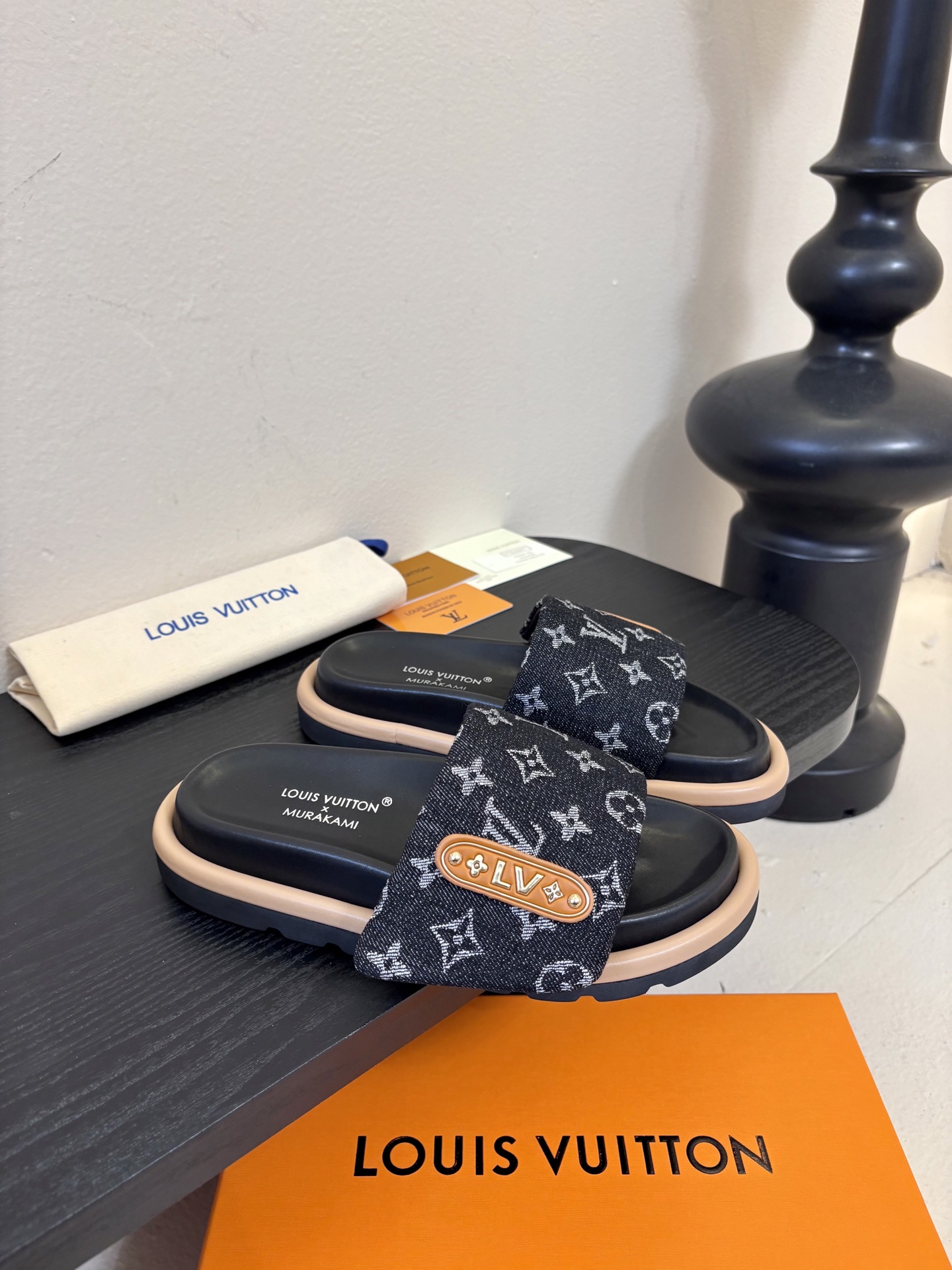 𝐋𝐨𝐮𝐢𝐬 𝐕𝐮𝐢𝐭𝐭𝐨面包拖款春夏穿搭出勤率最高的拖鞋上脚超级无敌舒服，贴合脚部不挑脚型宽脚背的姐妹也