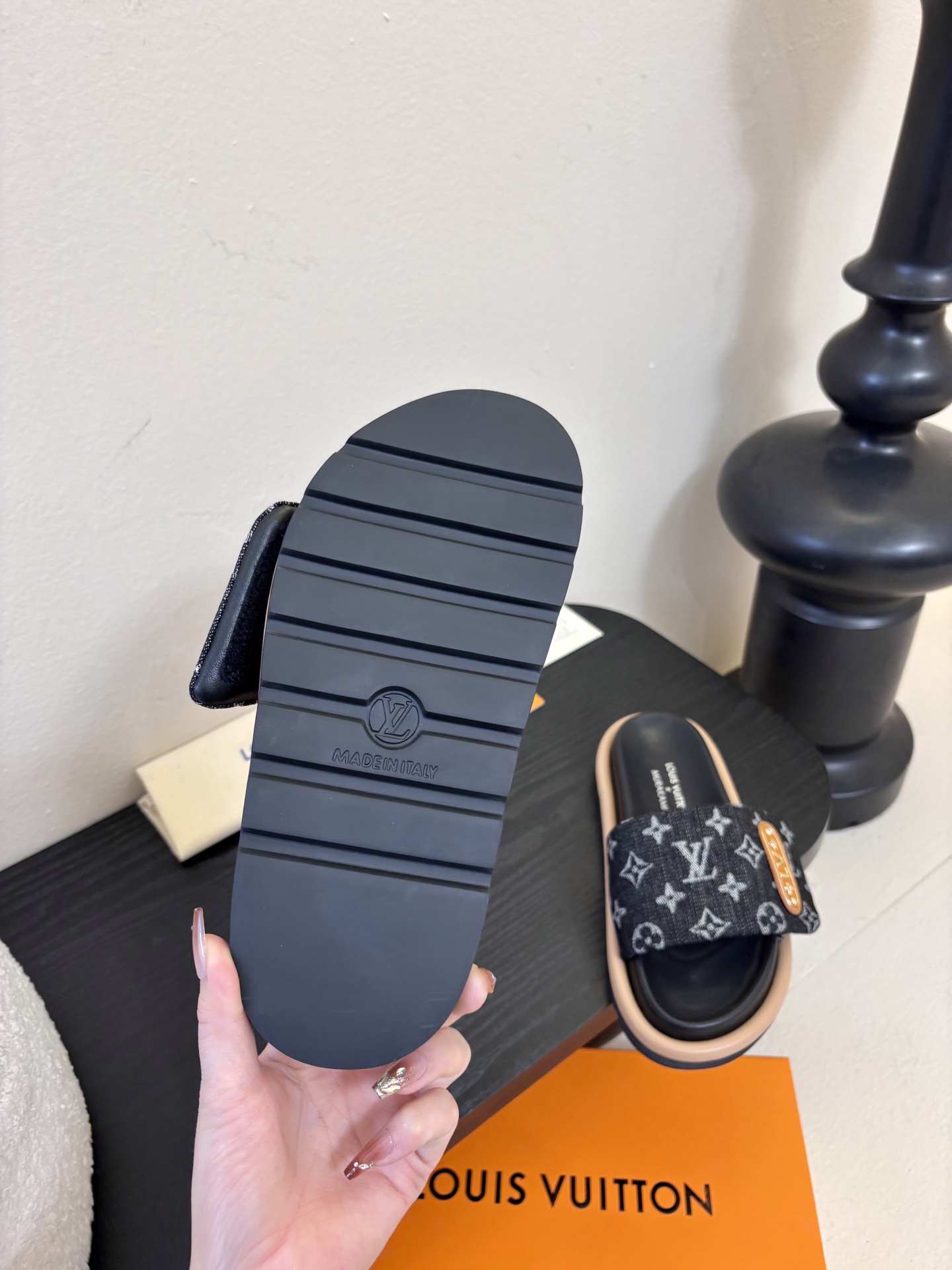 𝐋𝐨𝐮𝐢𝐬 𝐕𝐮𝐢𝐭𝐭𝐨面包拖款春夏穿搭出勤率最高的拖鞋上脚超级无敌舒服，贴合脚部不挑脚型宽脚背的姐妹也