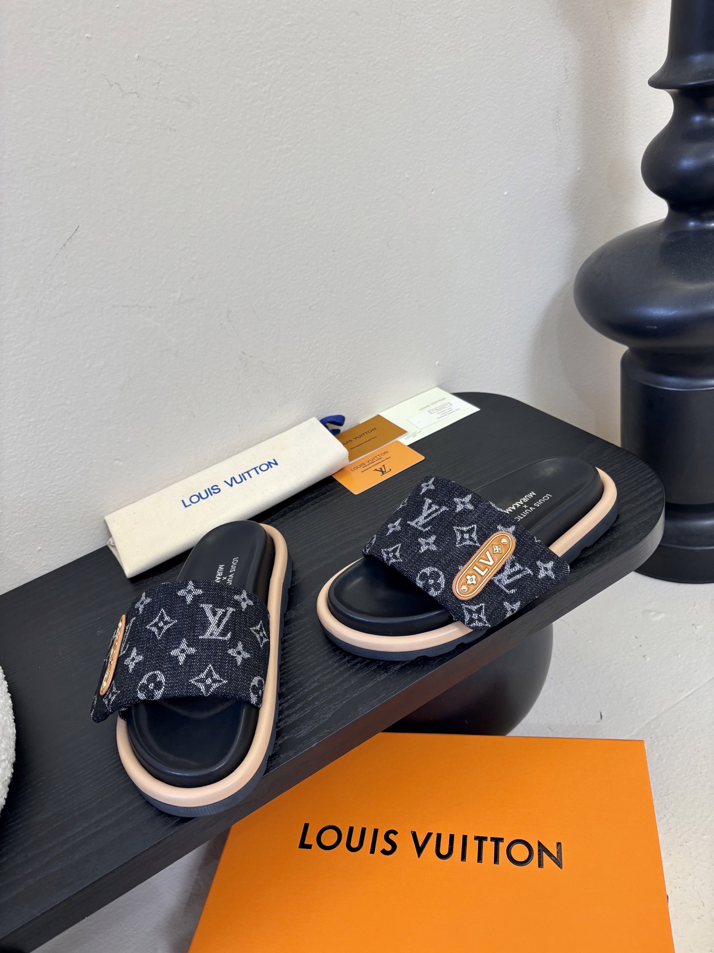 𝐋𝐨𝐮𝐢𝐬 𝐕𝐮𝐢𝐭𝐭𝐨面包拖款春夏穿搭出勤率最高的拖鞋上脚超级无敌舒服，贴合脚部不挑脚型宽脚背的姐妹也