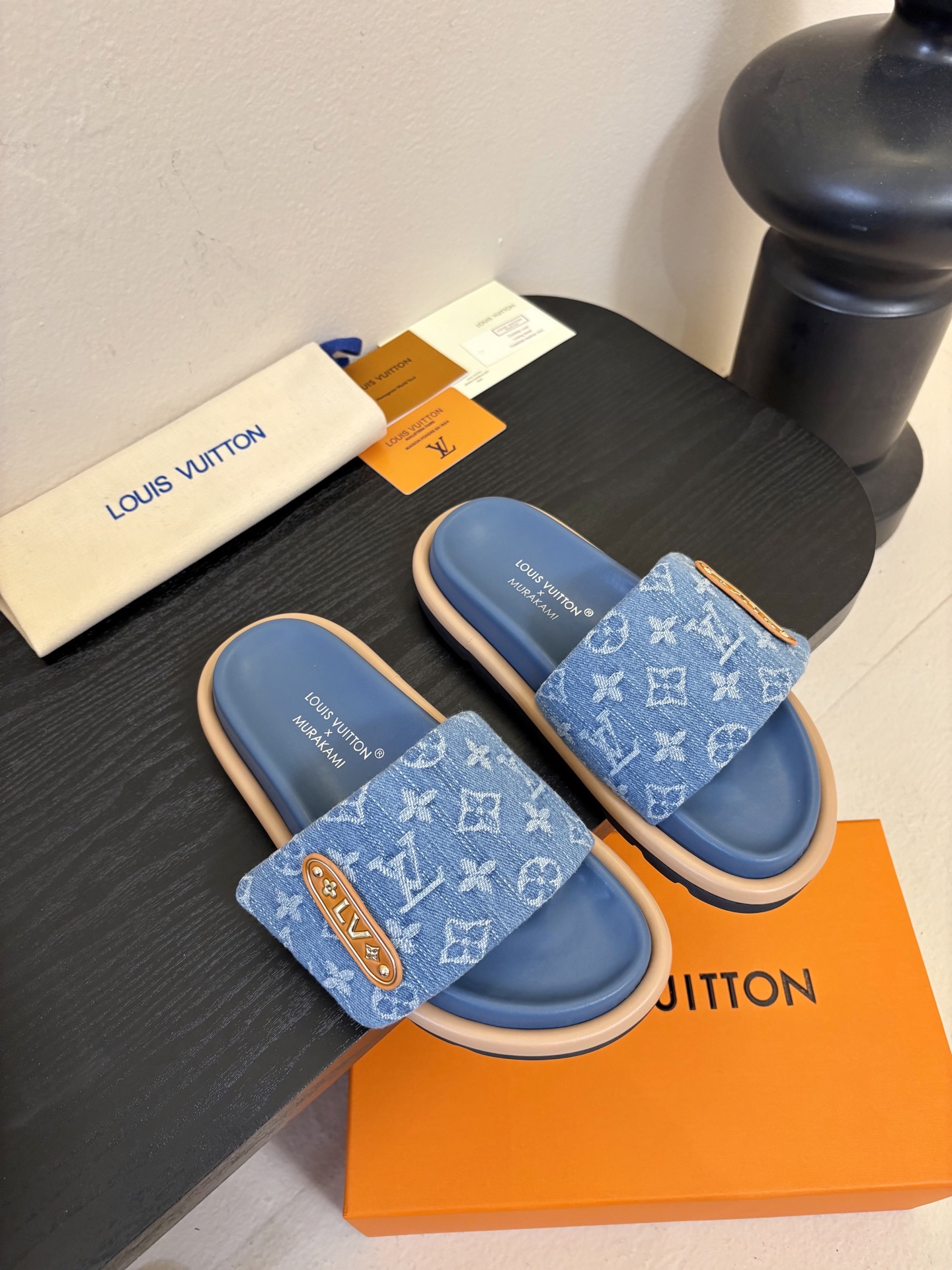 𝐋𝐨𝐮𝐢𝐬 𝐕𝐮𝐢𝐭𝐭𝐨面包拖款春夏穿搭出勤率最高的拖鞋上脚超级无敌舒服，贴合脚部不挑脚型宽脚背的姐妹也