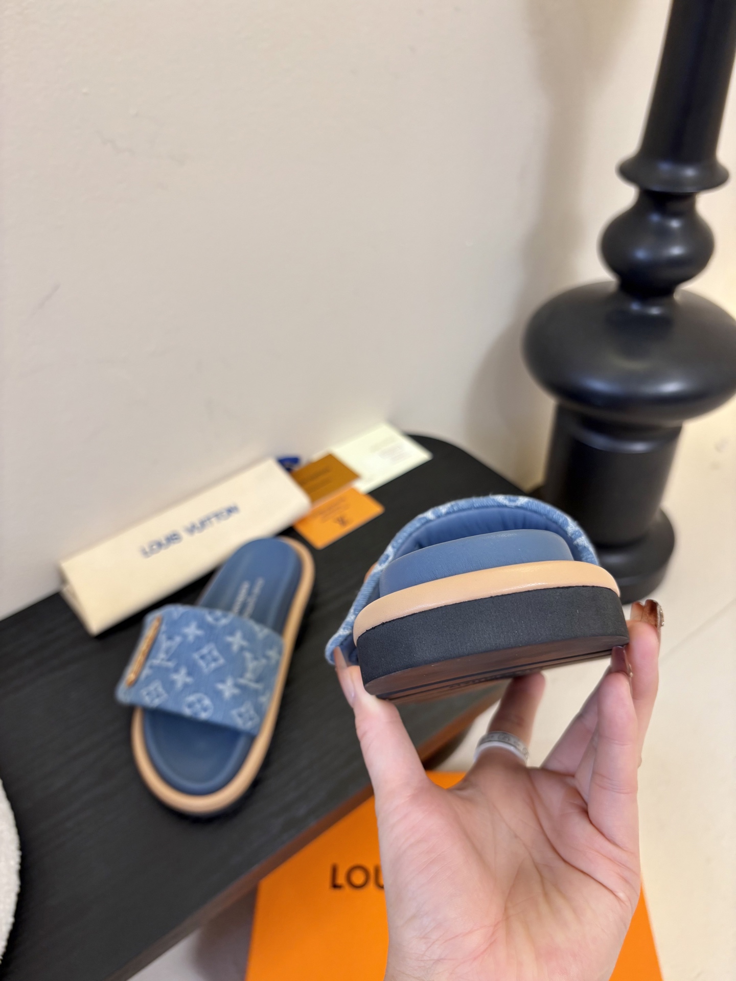 𝐋𝐨𝐮𝐢𝐬 𝐕𝐮𝐢𝐭𝐭𝐨面包拖款春夏穿搭出勤率最高的拖鞋上脚超级无敌舒服，贴合脚部不挑脚型宽脚背的姐妹也