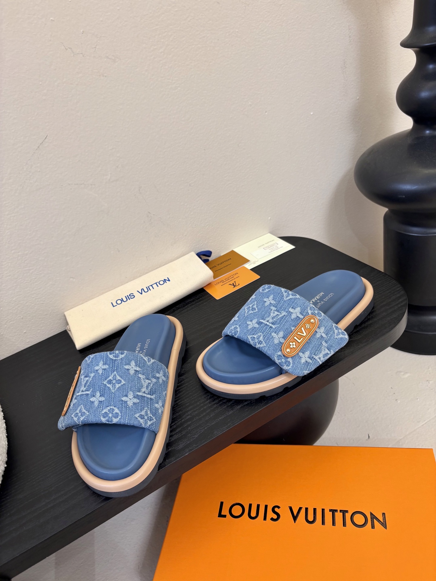 𝐋𝐨𝐮𝐢𝐬 𝐕𝐮𝐢𝐭𝐭𝐨面包拖款春夏穿搭出勤率最高的拖鞋上脚超级无敌舒服，贴合脚部不挑脚型宽脚背的姐妹也