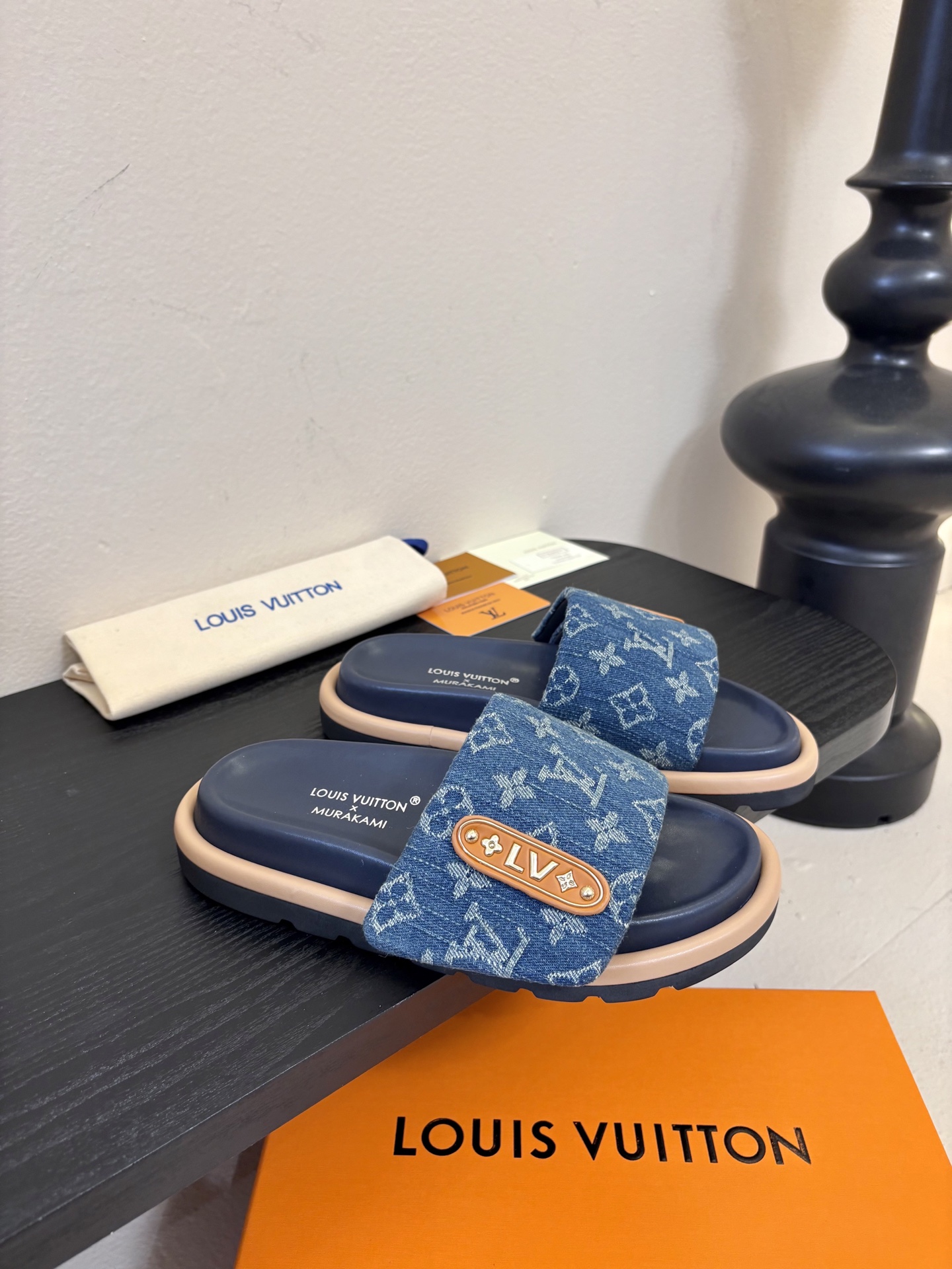 𝐋𝐨𝐮𝐢𝐬 𝐕𝐮𝐢𝐭𝐭𝐨面包拖款春夏穿搭出勤率最高的拖鞋上脚超级无敌舒服，贴合脚部不挑脚型宽脚背的姐妹也