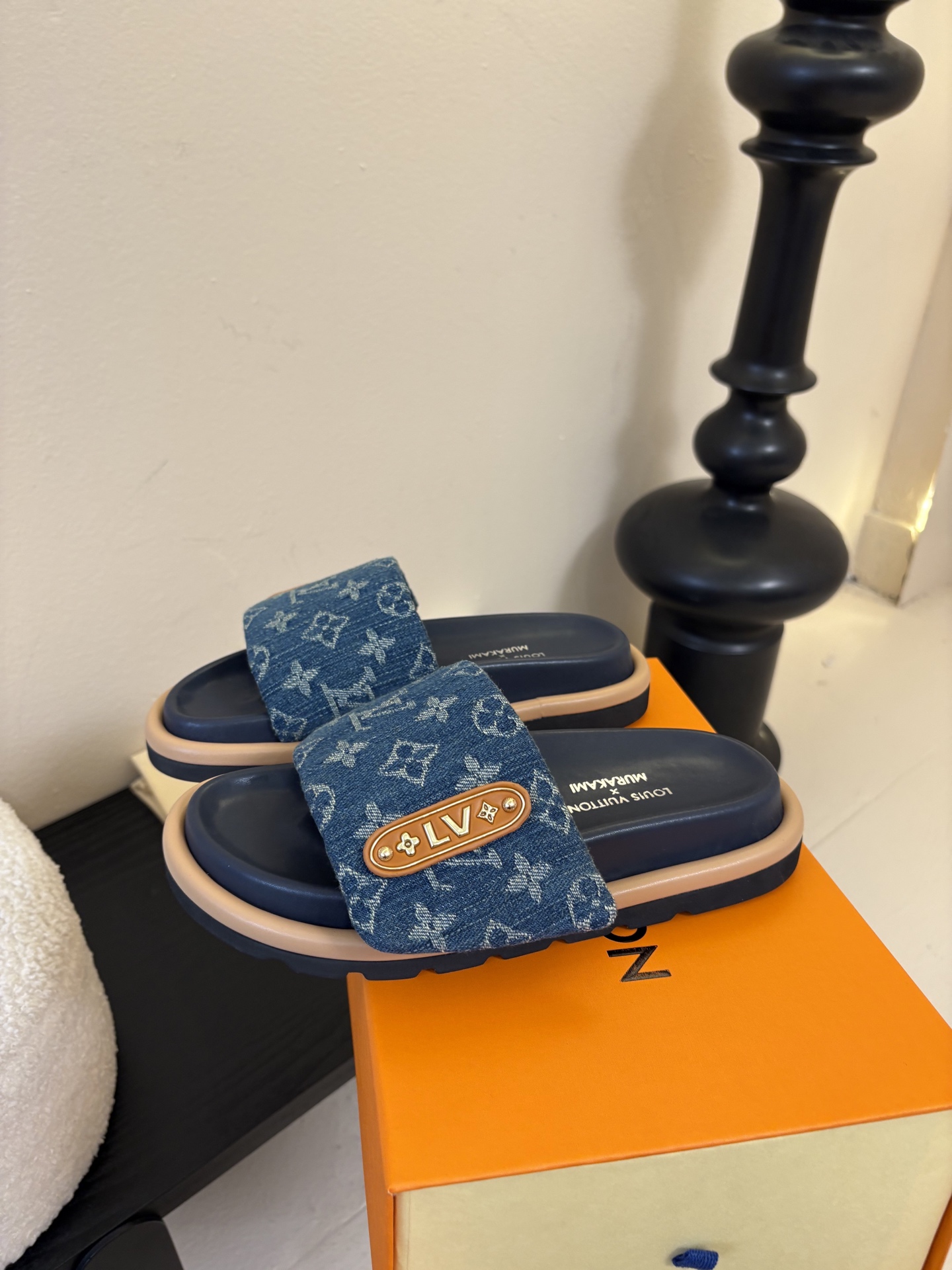 𝐋𝐨𝐮𝐢𝐬 𝐕𝐮𝐢𝐭𝐭𝐨面包拖款春夏穿搭出勤率最高的拖鞋上脚超级无敌舒服，贴合脚部不挑脚型宽脚背的姐妹也