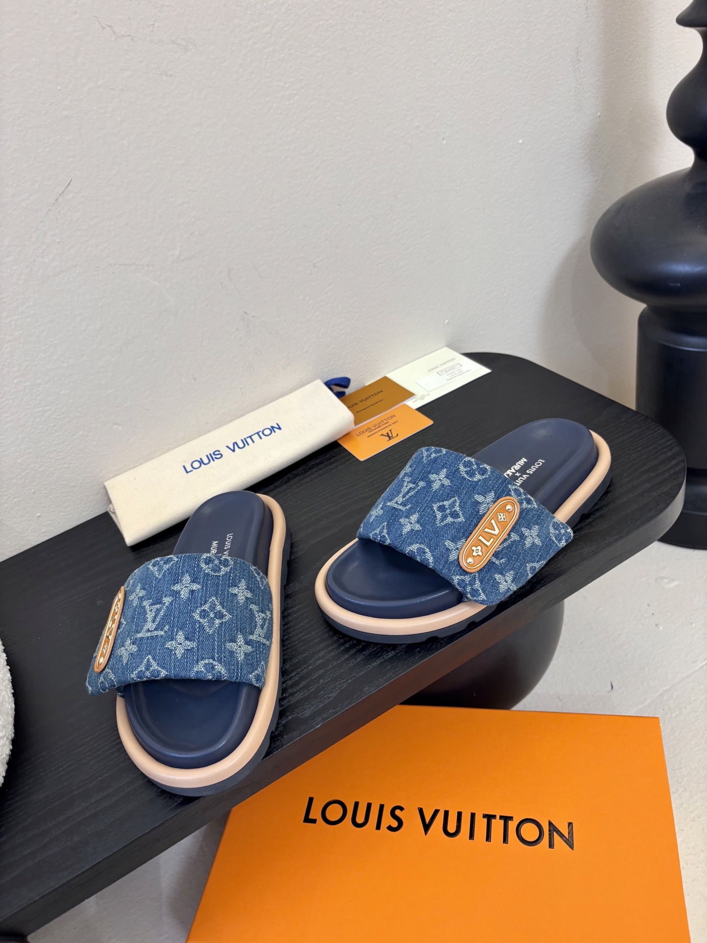 𝐋𝐨𝐮𝐢𝐬 𝐕𝐮𝐢𝐭𝐭𝐨面包拖款春夏穿搭出勤率最高的拖鞋上脚超级无敌舒服，贴合脚部不挑脚型宽脚背的姐妹也