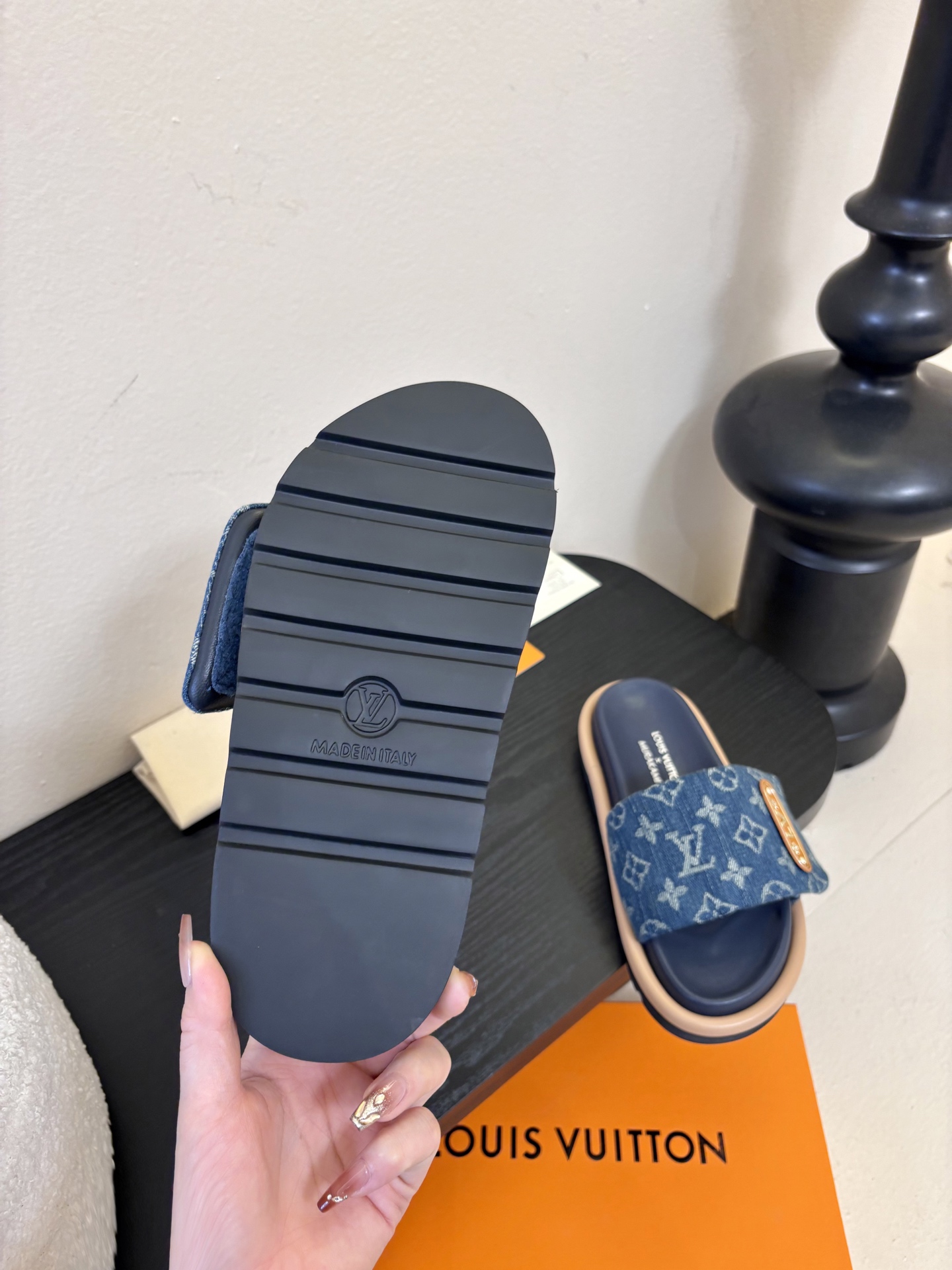 𝐋𝐨𝐮𝐢𝐬 𝐕𝐮𝐢𝐭𝐭𝐨面包拖款春夏穿搭出勤率最高的拖鞋上脚超级无敌舒服，贴合脚部不挑脚型宽脚背的姐妹也