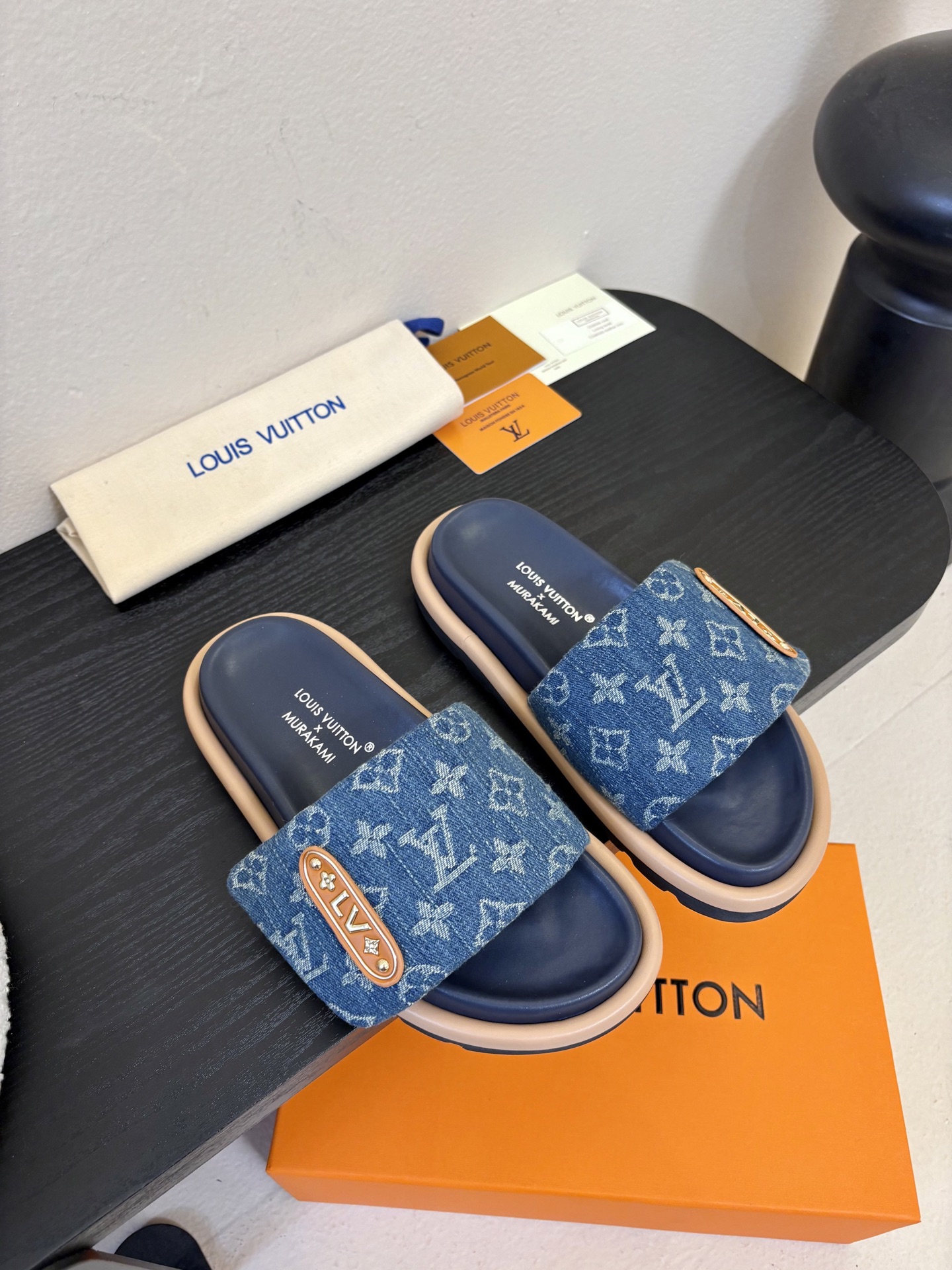 𝐋𝐨𝐮𝐢𝐬 𝐕𝐮𝐢𝐭𝐭𝐨面包拖款春夏穿搭出勤率最高的拖鞋上脚超级无敌舒服，贴合脚部不挑脚型宽脚背的姐妹也