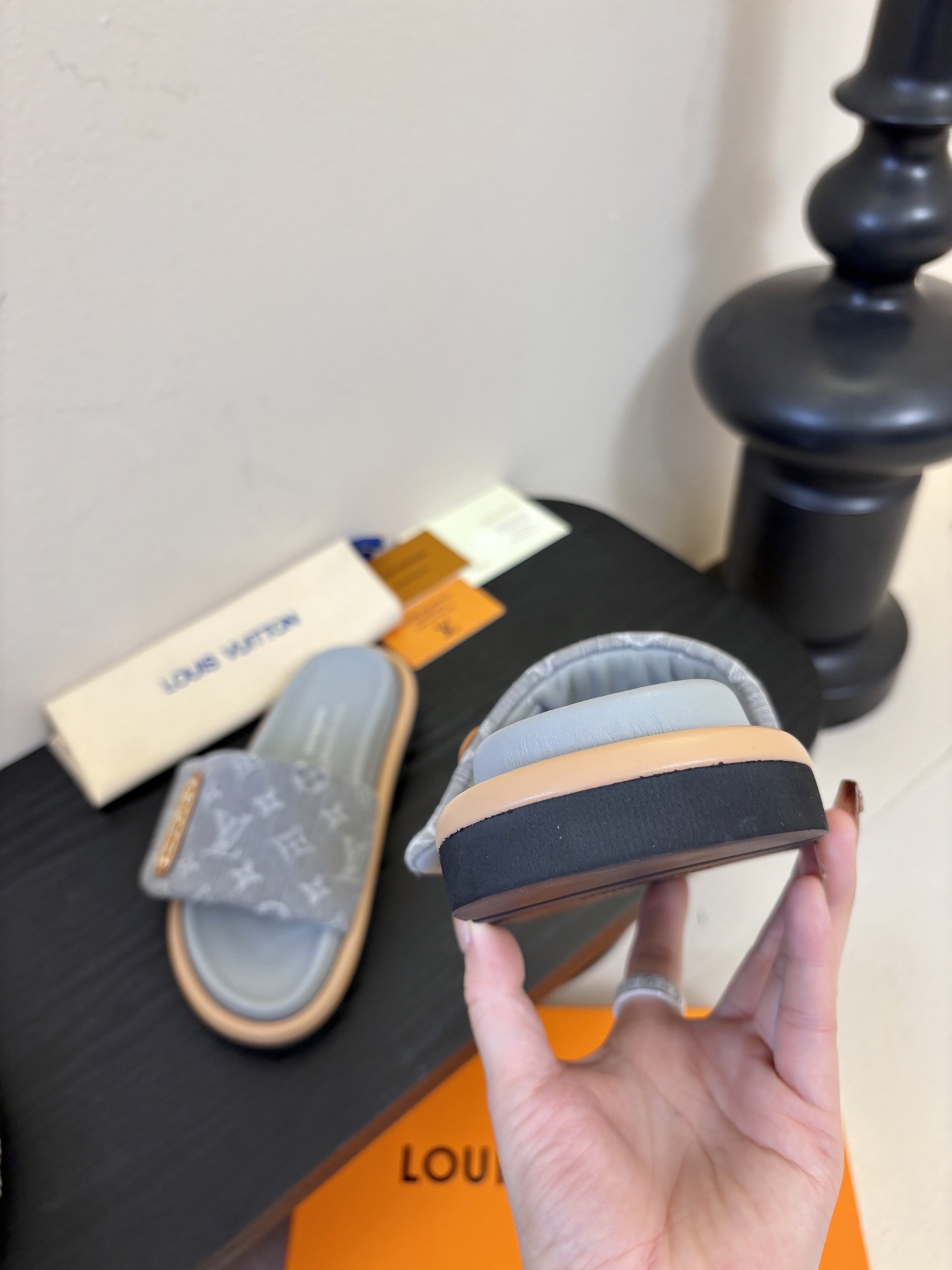 𝐋𝐨𝐮𝐢𝐬 𝐕𝐮𝐢𝐭𝐭𝐨面包拖款春夏穿搭出勤率最高的拖鞋上脚超级无敌舒服，贴合脚部不挑脚型宽脚背的姐妹也