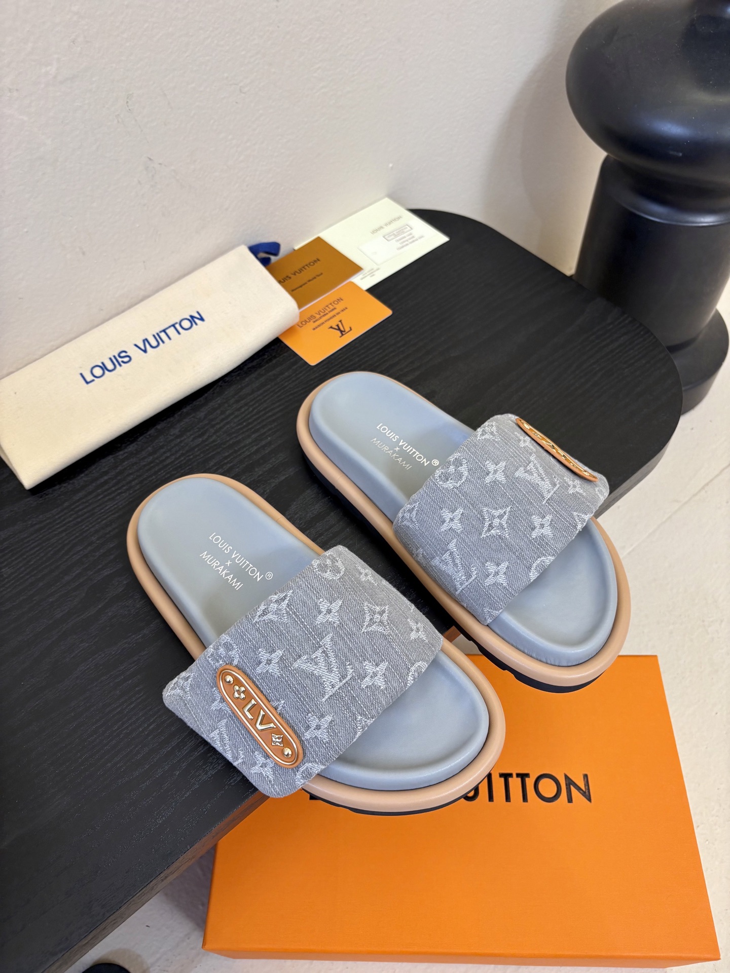 𝐋𝐨𝐮𝐢𝐬 𝐕𝐮𝐢𝐭𝐭𝐨面包拖款春夏穿搭出勤率最高的拖鞋上脚超级无敌舒服，贴合脚部不挑脚型宽脚背的姐妹也