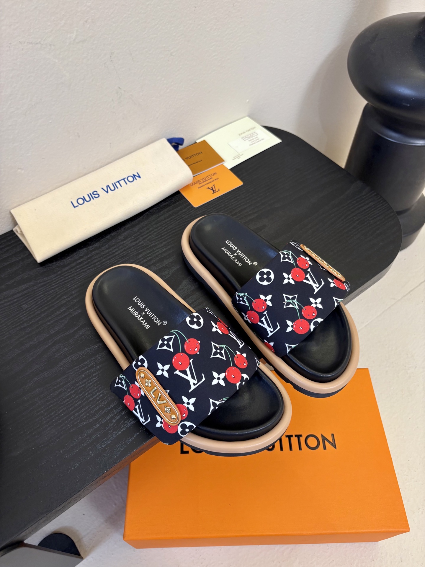 𝐋𝐨𝐮𝐢𝐬 𝐕𝐮𝐢𝐭𝐭𝐨面包拖款春夏穿搭出勤率最高的拖鞋上脚超级无敌舒服，贴合脚部不挑脚型宽脚背的姐妹也