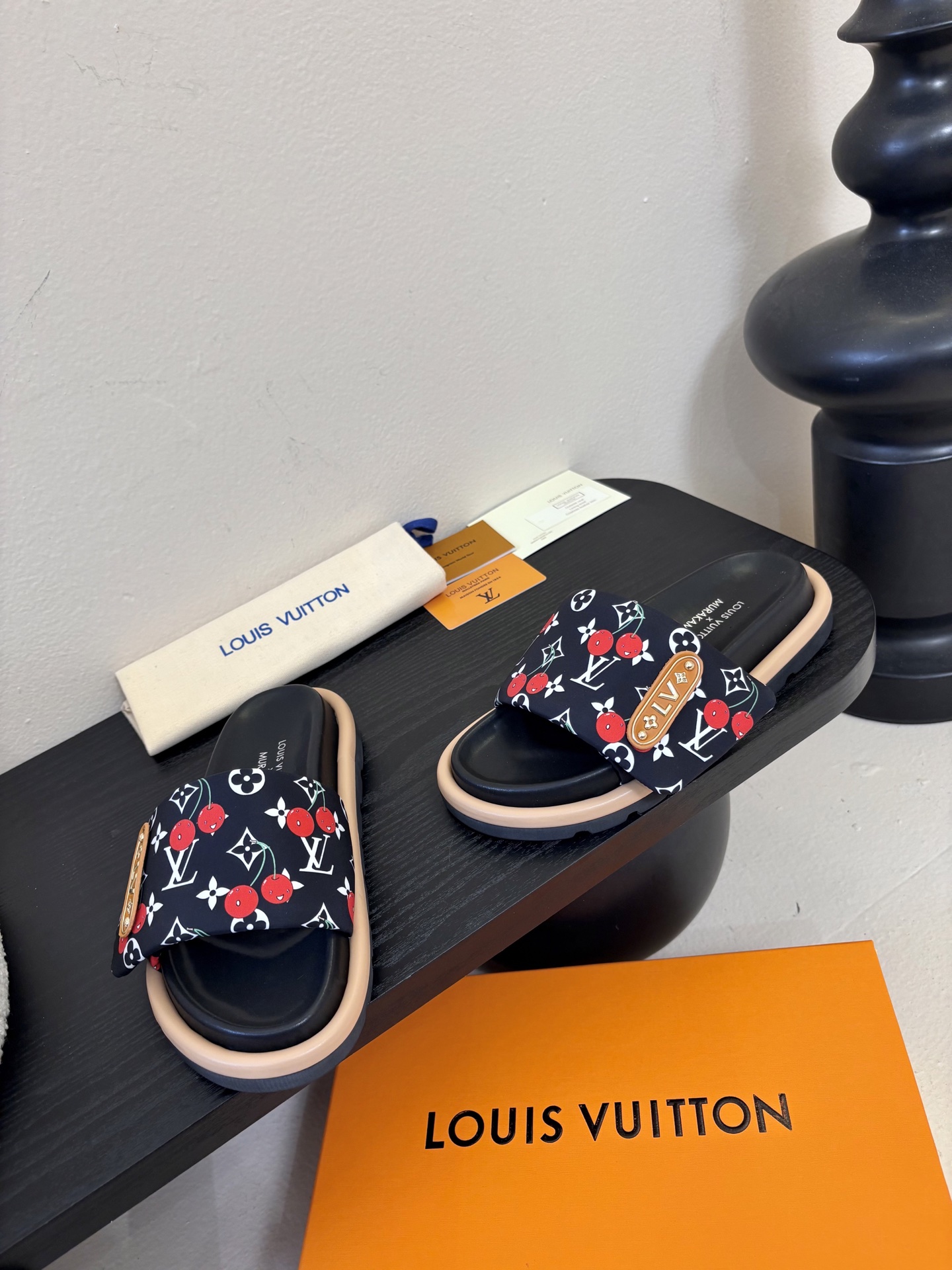 𝐋𝐨𝐮𝐢𝐬 𝐕𝐮𝐢𝐭𝐭𝐨面包拖款春夏穿搭出勤率最高的拖鞋上脚超级无敌舒服，贴合脚部不挑脚型宽脚背的姐妹也