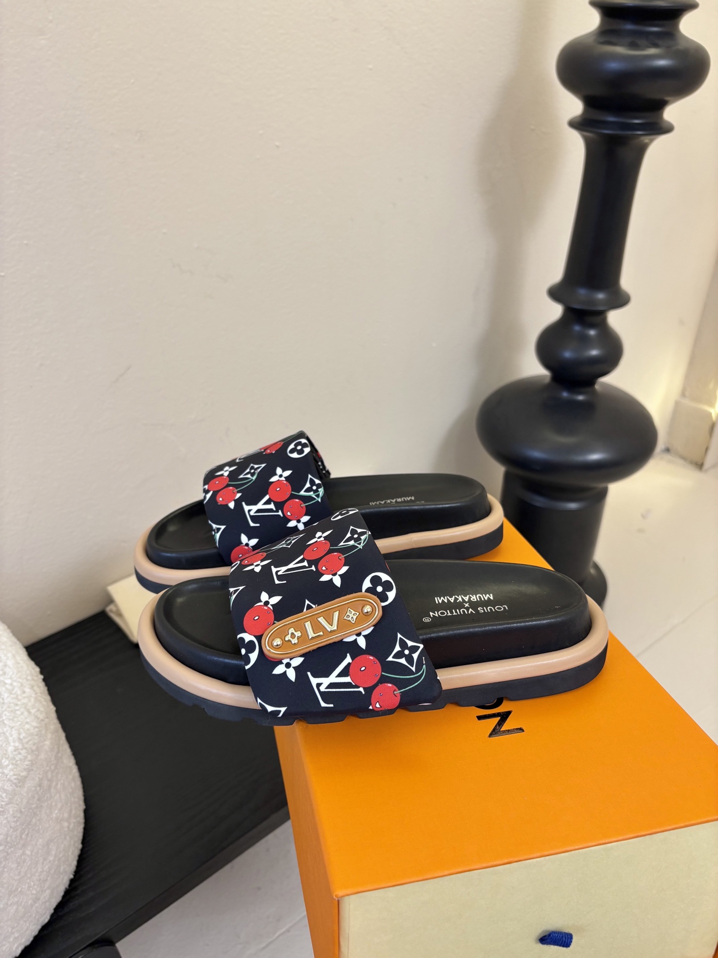 𝐋𝐨𝐮𝐢𝐬 𝐕𝐮𝐢𝐭𝐭𝐨面包拖款春夏穿搭出勤率最高的拖鞋上脚超级无敌舒服，贴合脚部不挑脚型宽脚背的姐妹也