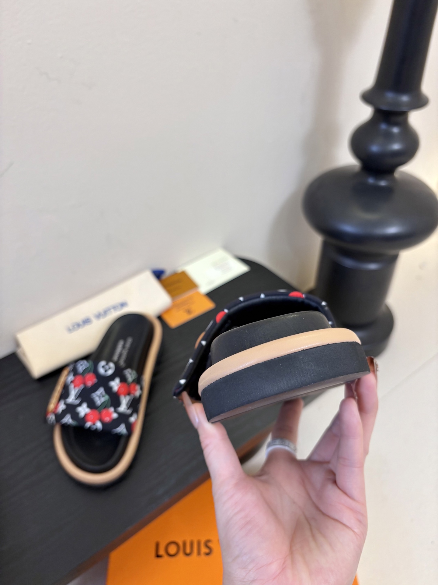 𝐋𝐨𝐮𝐢𝐬 𝐕𝐮𝐢𝐭𝐭𝐨面包拖款春夏穿搭出勤率最高的拖鞋上脚超级无敌舒服，贴合脚部不挑脚型宽脚背的姐妹也