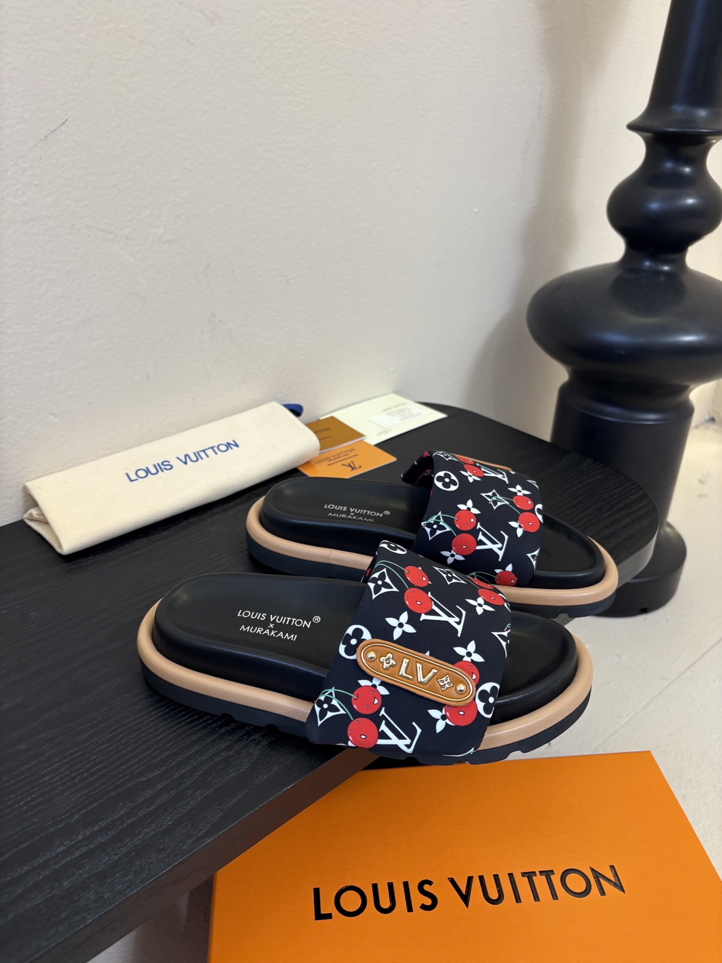 𝐋𝐨𝐮𝐢𝐬 𝐕𝐮𝐢𝐭𝐭𝐨面包拖款春夏穿搭出勤率最高的拖鞋上脚超级无敌舒服，贴合脚部不挑脚型宽脚背的姐妹也