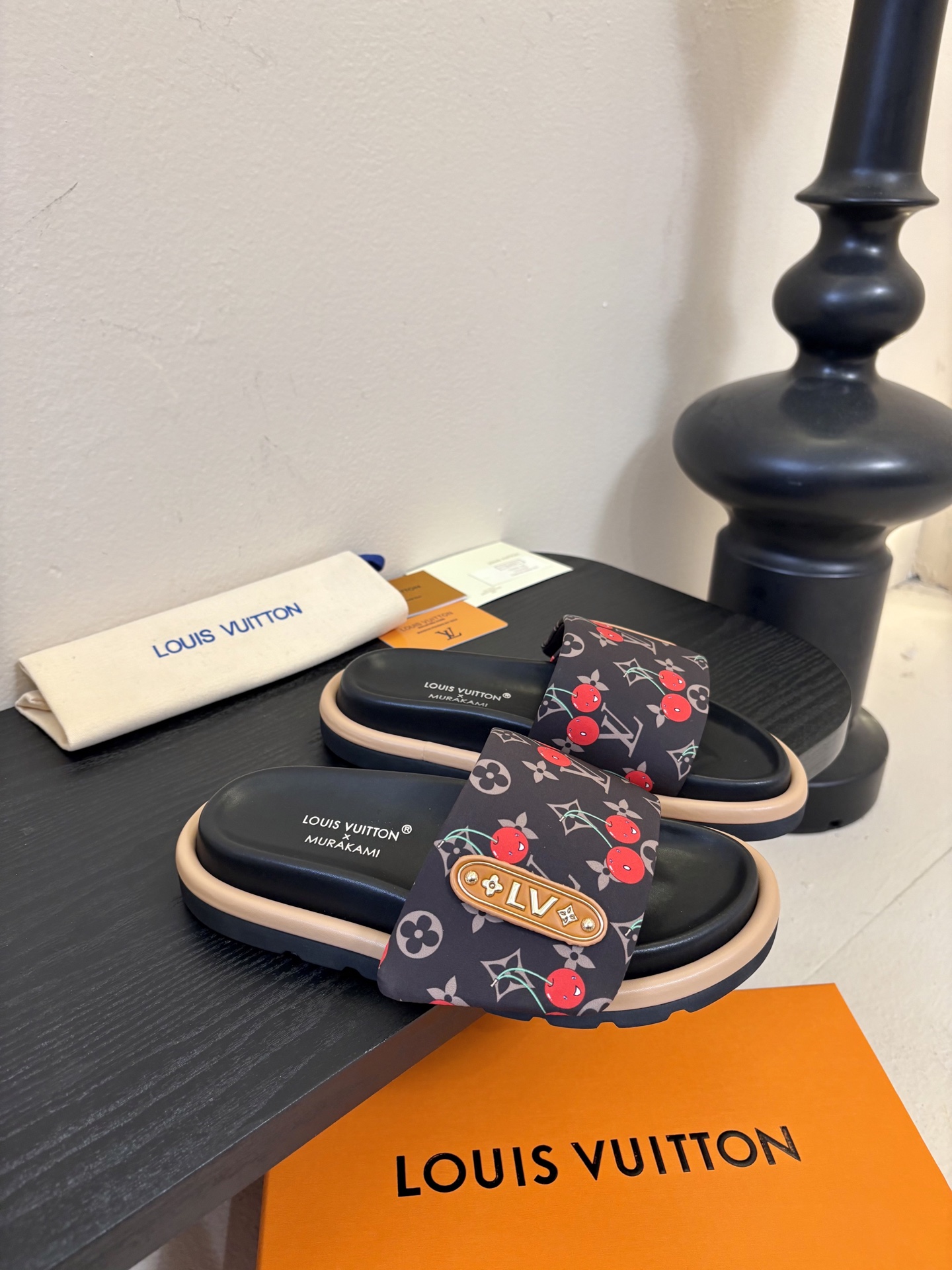 𝐋𝐨𝐮𝐢𝐬 𝐕𝐮𝐢𝐭𝐭𝐨面包拖款春夏穿搭出勤率最高的拖鞋上脚超级无敌舒服，贴合脚部不挑脚型宽脚背的姐妹也