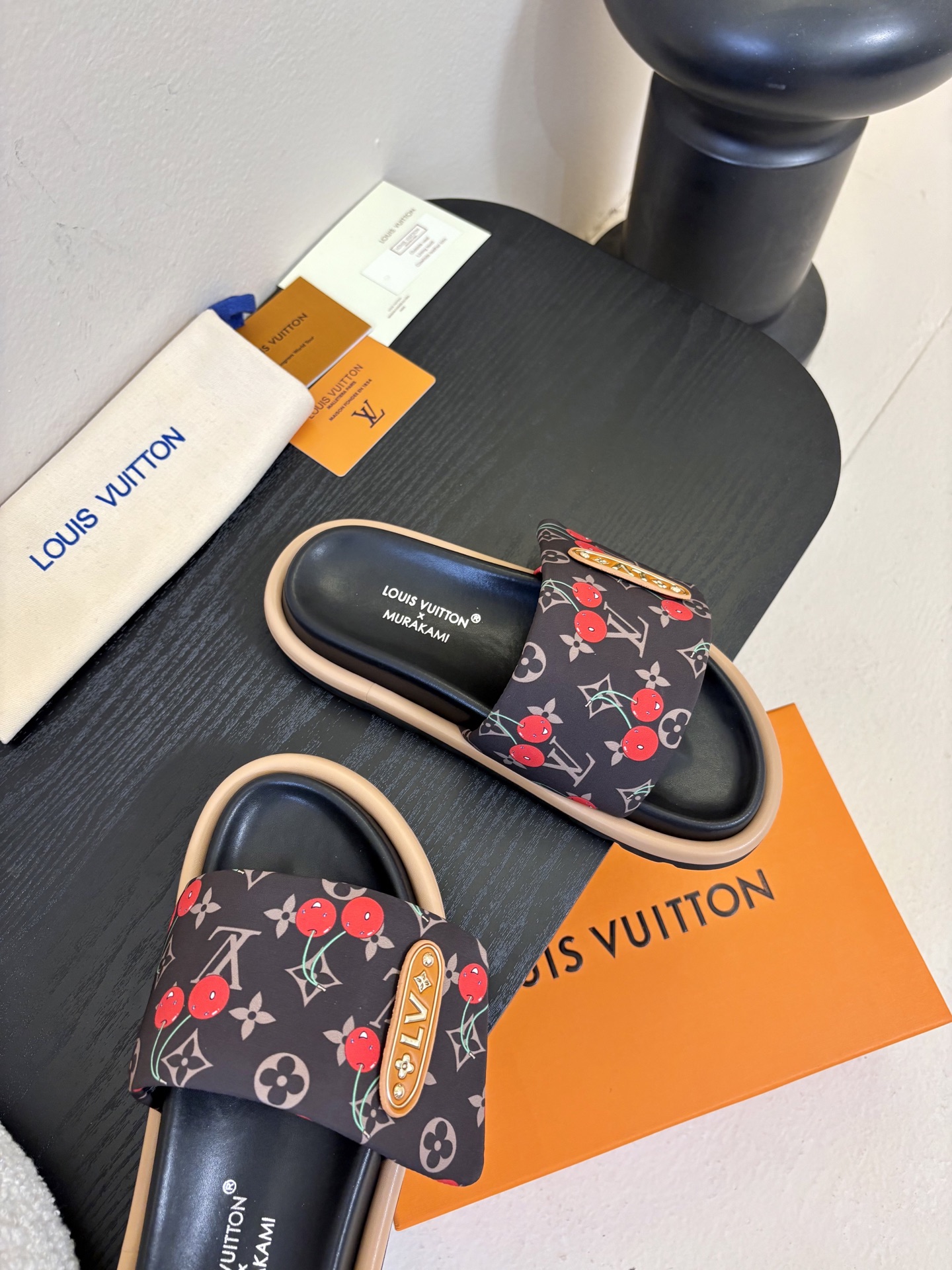 𝐋𝐨𝐮𝐢𝐬 𝐕𝐮𝐢𝐭𝐭𝐨面包拖款春夏穿搭出勤率最高的拖鞋上脚超级无敌舒服，贴合脚部不挑脚型宽脚背的姐妹也