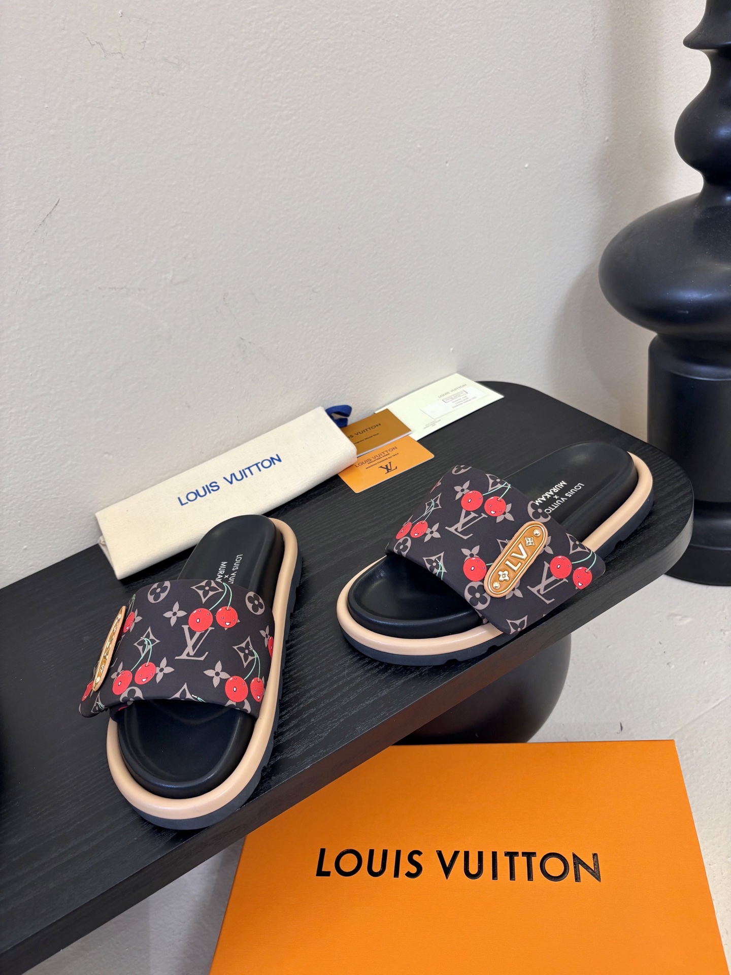 𝐋𝐨𝐮𝐢𝐬 𝐕𝐮𝐢𝐭𝐭𝐨面包拖款春夏穿搭出勤率最高的拖鞋上脚超级无敌舒服，贴合脚部不挑脚型宽脚背的姐妹也