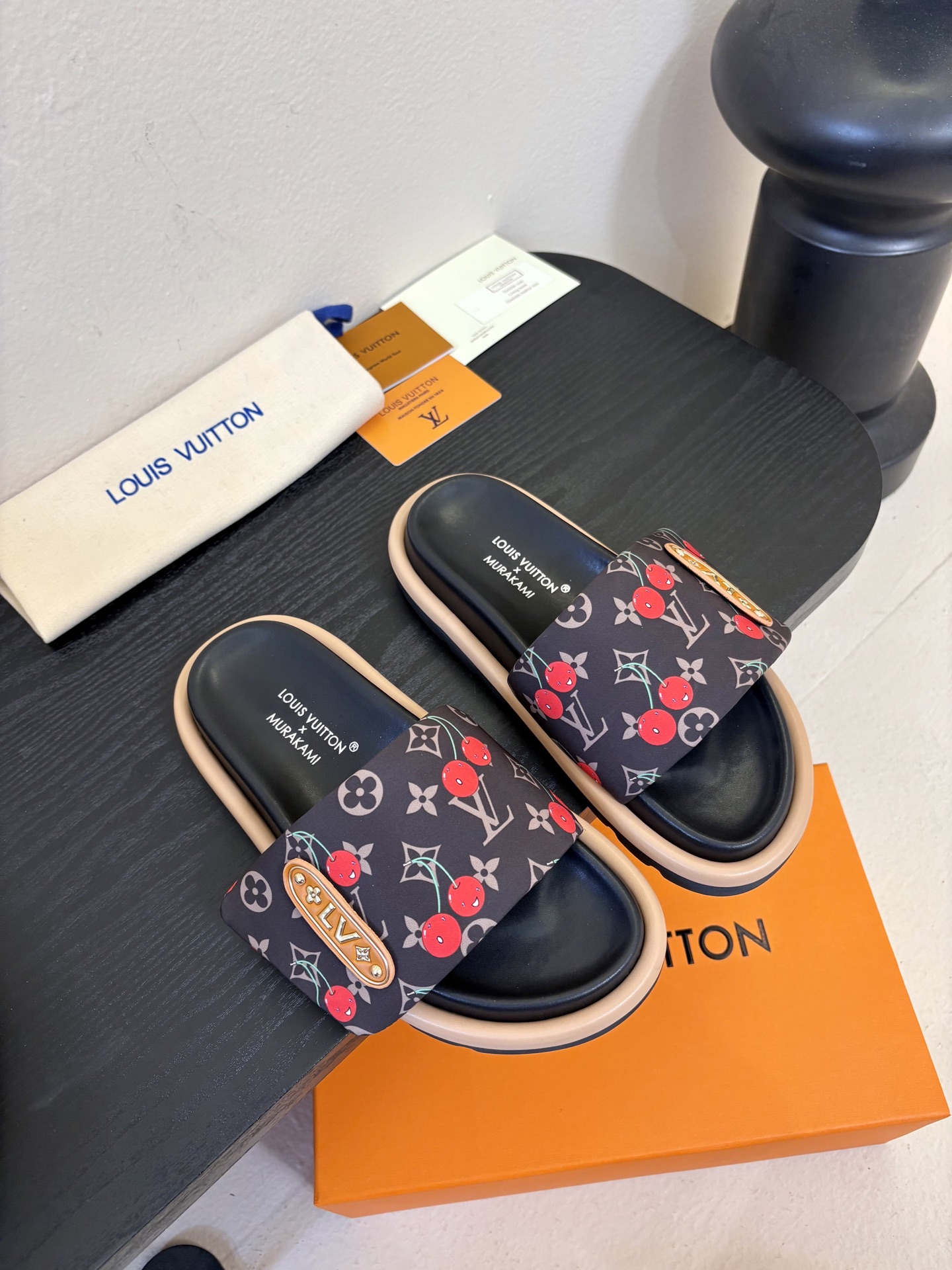 𝐋𝐨𝐮𝐢𝐬 𝐕𝐮𝐢𝐭𝐭𝐨面包拖款春夏穿搭出勤率最高的拖鞋上脚超级无敌舒服，贴合脚部不挑脚型宽脚背的姐妹也