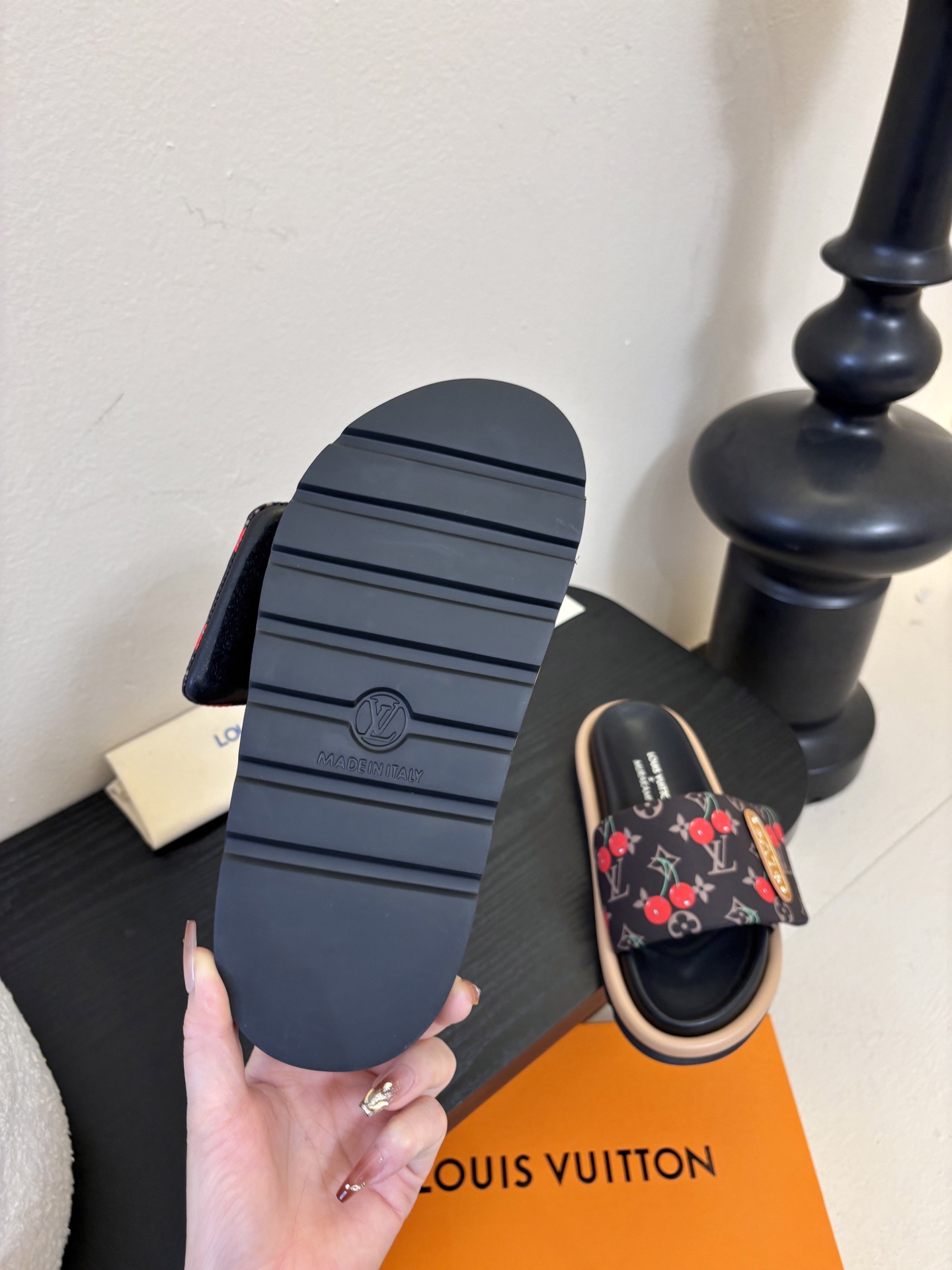 𝐋𝐨𝐮𝐢𝐬 𝐕𝐮𝐢𝐭𝐭𝐨面包拖款春夏穿搭出勤率最高的拖鞋上脚超级无敌舒服，贴合脚部不挑脚型宽脚背的姐妹也