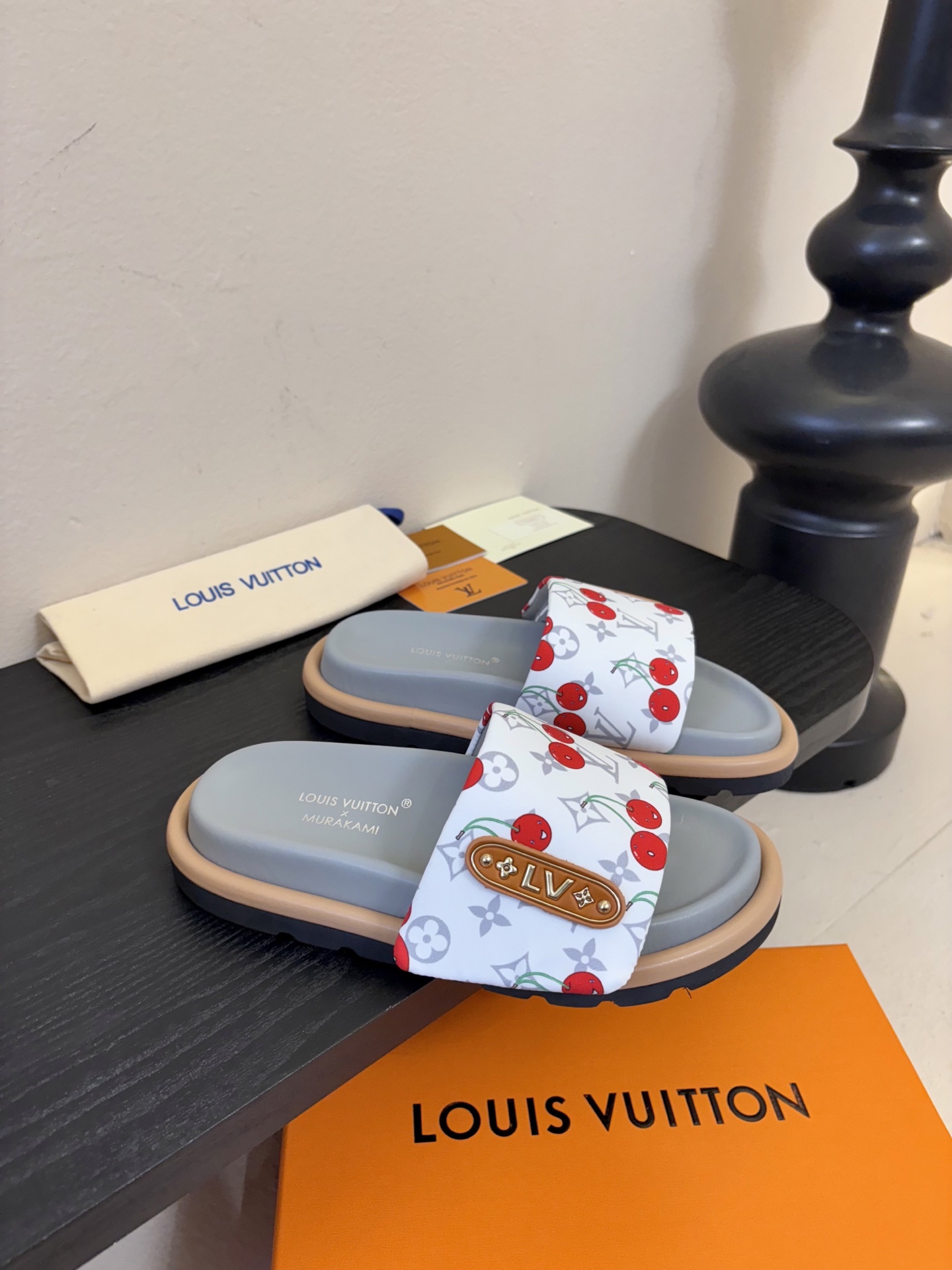 𝐋𝐨𝐮𝐢𝐬 𝐕𝐮𝐢𝐭𝐭𝐨面包拖款春夏穿搭出勤率最高的拖鞋上脚超级无敌舒服，贴合脚部不挑脚型宽脚背的姐妹也