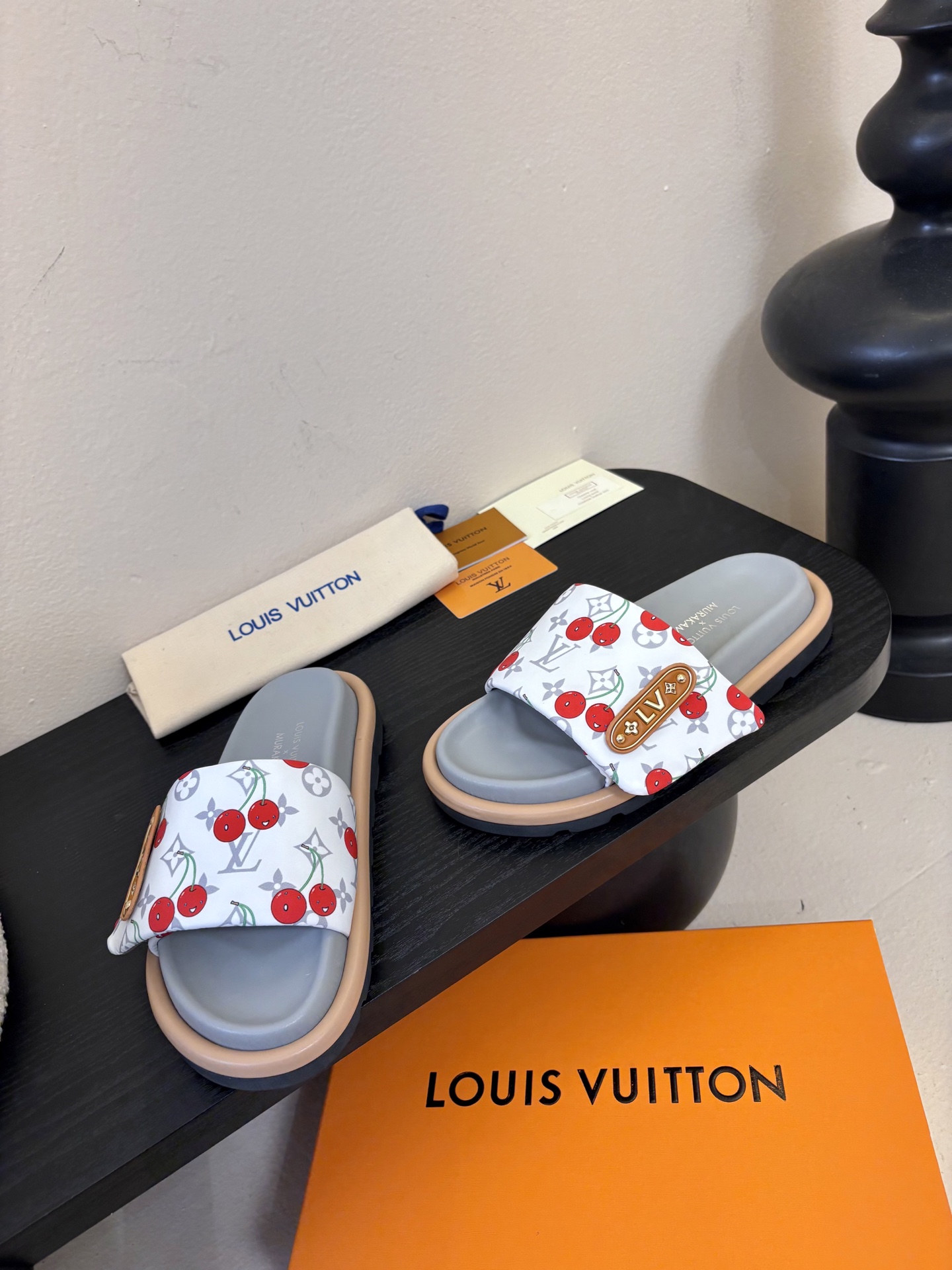 𝐋𝐨𝐮𝐢𝐬 𝐕𝐮𝐢𝐭𝐭𝐨面包拖款春夏穿搭出勤率最高的拖鞋上脚超级无敌舒服，贴合脚部不挑脚型宽脚背的姐妹也