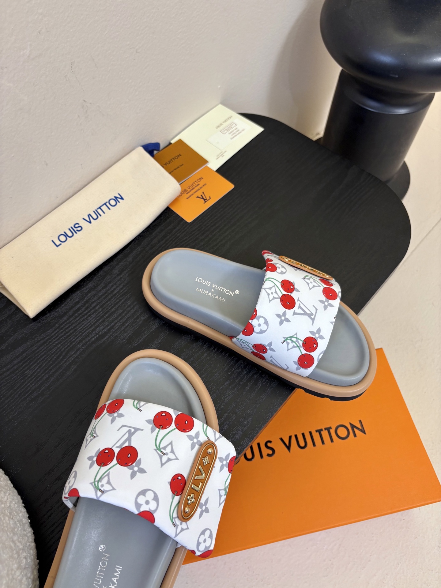 𝐋𝐨𝐮𝐢𝐬 𝐕𝐮𝐢𝐭𝐭𝐨面包拖款春夏穿搭出勤率最高的拖鞋上脚超级无敌舒服，贴合脚部不挑脚型宽脚背的姐妹也