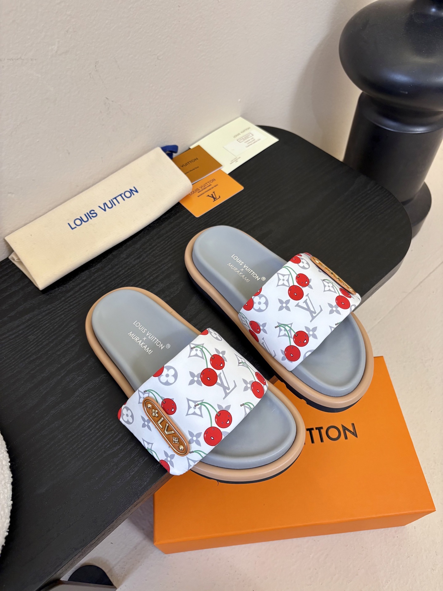 𝐋𝐨𝐮𝐢𝐬 𝐕𝐮𝐢𝐭𝐭𝐨面包拖款春夏穿搭出勤率最高的拖鞋上脚超级无敌舒服，贴合脚部不挑脚型宽脚背的姐妹也