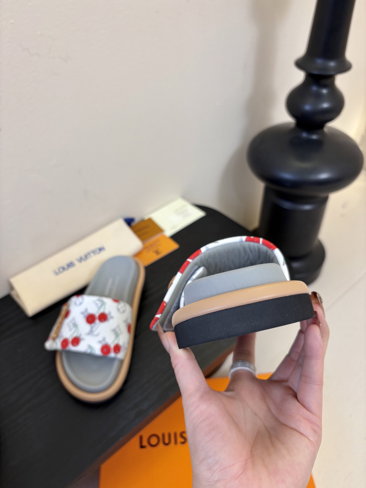 𝐋𝐨𝐮𝐢𝐬 𝐕𝐮𝐢𝐭𝐭𝐨面包拖款春夏穿搭出勤率最高的拖鞋上脚超级无敌舒服，贴合脚部不挑脚型宽脚背的姐妹也