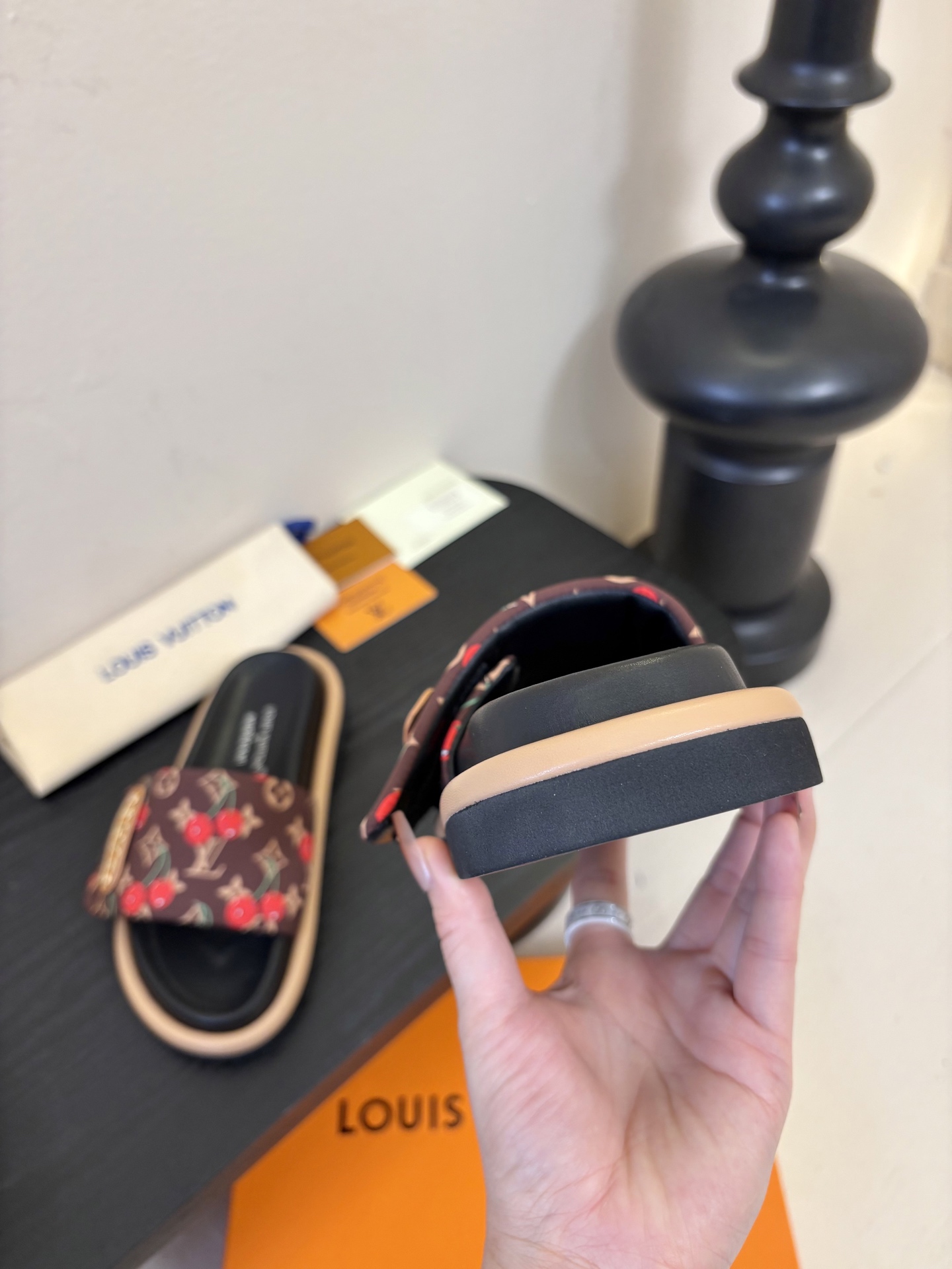 𝐋𝐨𝐮𝐢𝐬 𝐕𝐮𝐢𝐭𝐭𝐨面包拖款春夏穿搭出勤率最高的拖鞋上脚超级无敌舒服，贴合脚部不挑脚型宽脚背的姐妹也