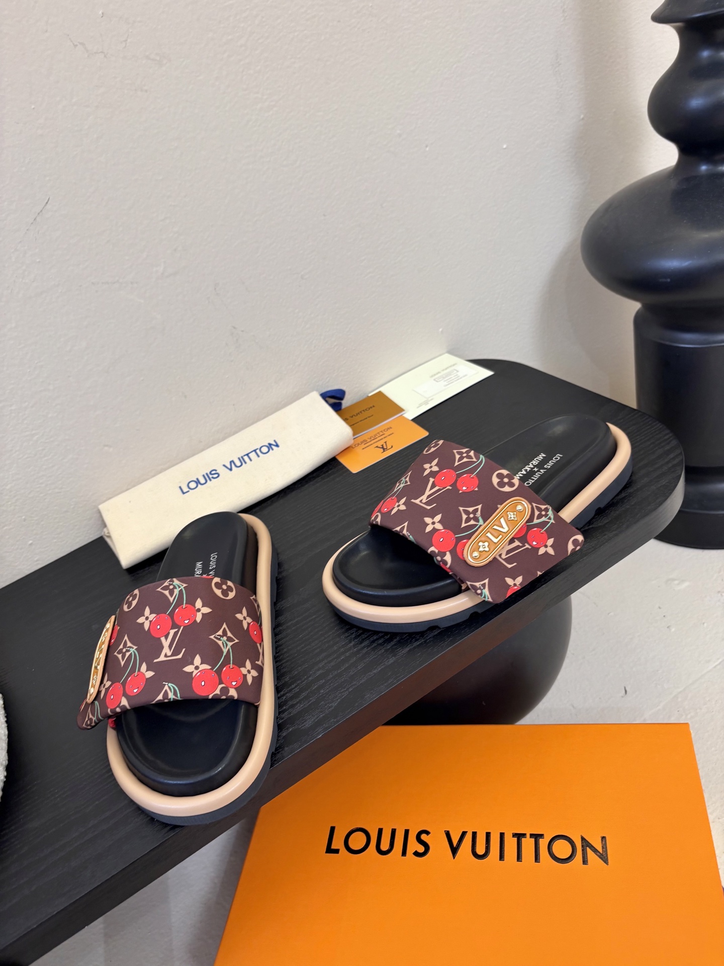 𝐋𝐨𝐮𝐢𝐬 𝐕𝐮𝐢𝐭𝐭𝐨面包拖款春夏穿搭出勤率最高的拖鞋上脚超级无敌舒服，贴合脚部不挑脚型宽脚背的姐妹也