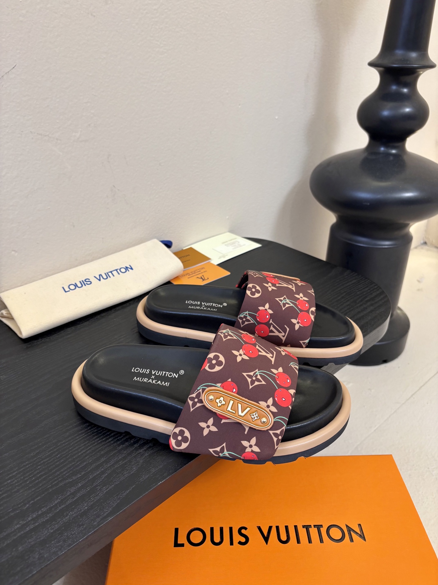 𝐋𝐨𝐮𝐢𝐬 𝐕𝐮𝐢𝐭𝐭𝐨面包拖款春夏穿搭出勤率最高的拖鞋上脚超级无敌舒服，贴合脚部不挑脚型宽脚背的姐妹也